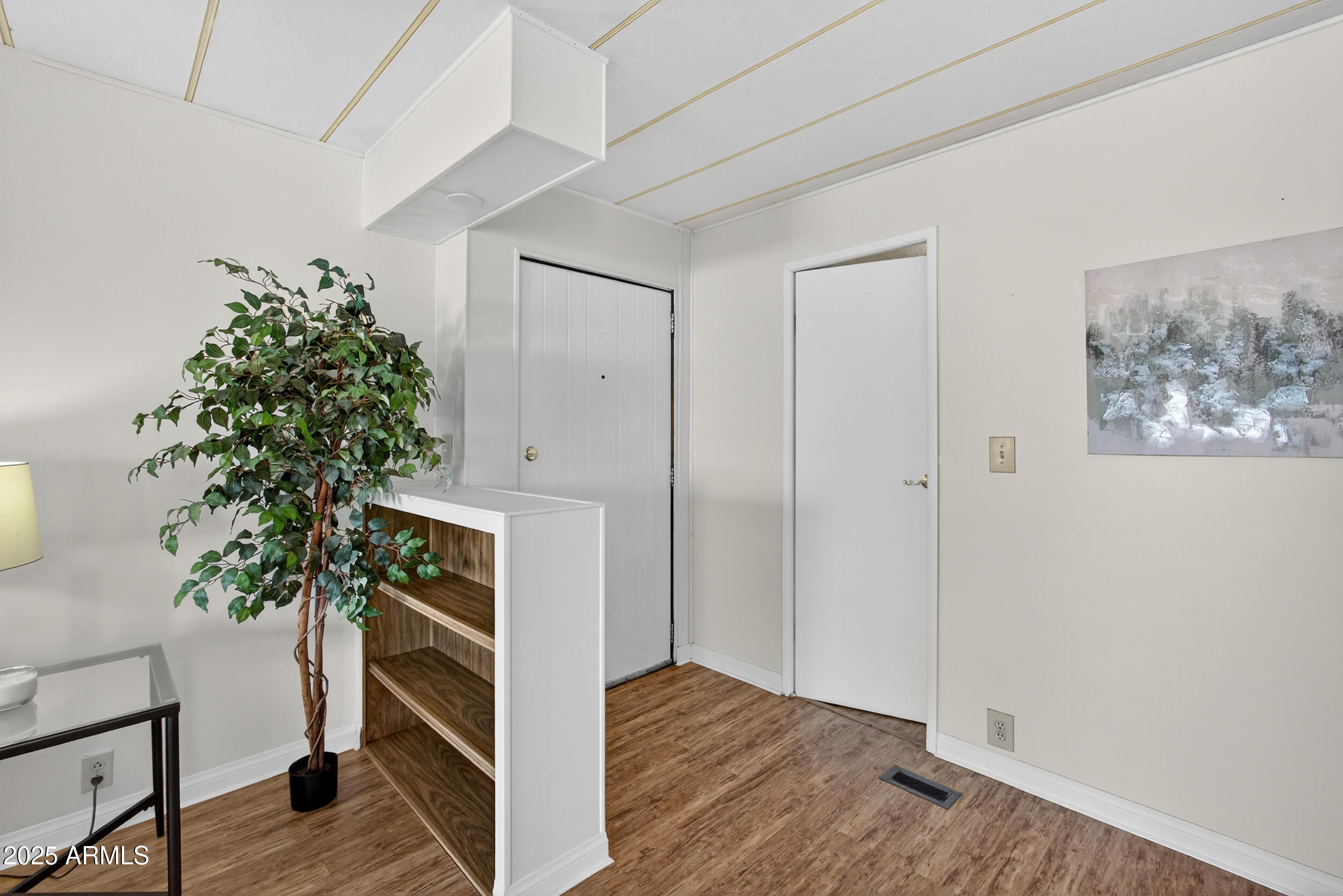 5807 E LEONORA Street