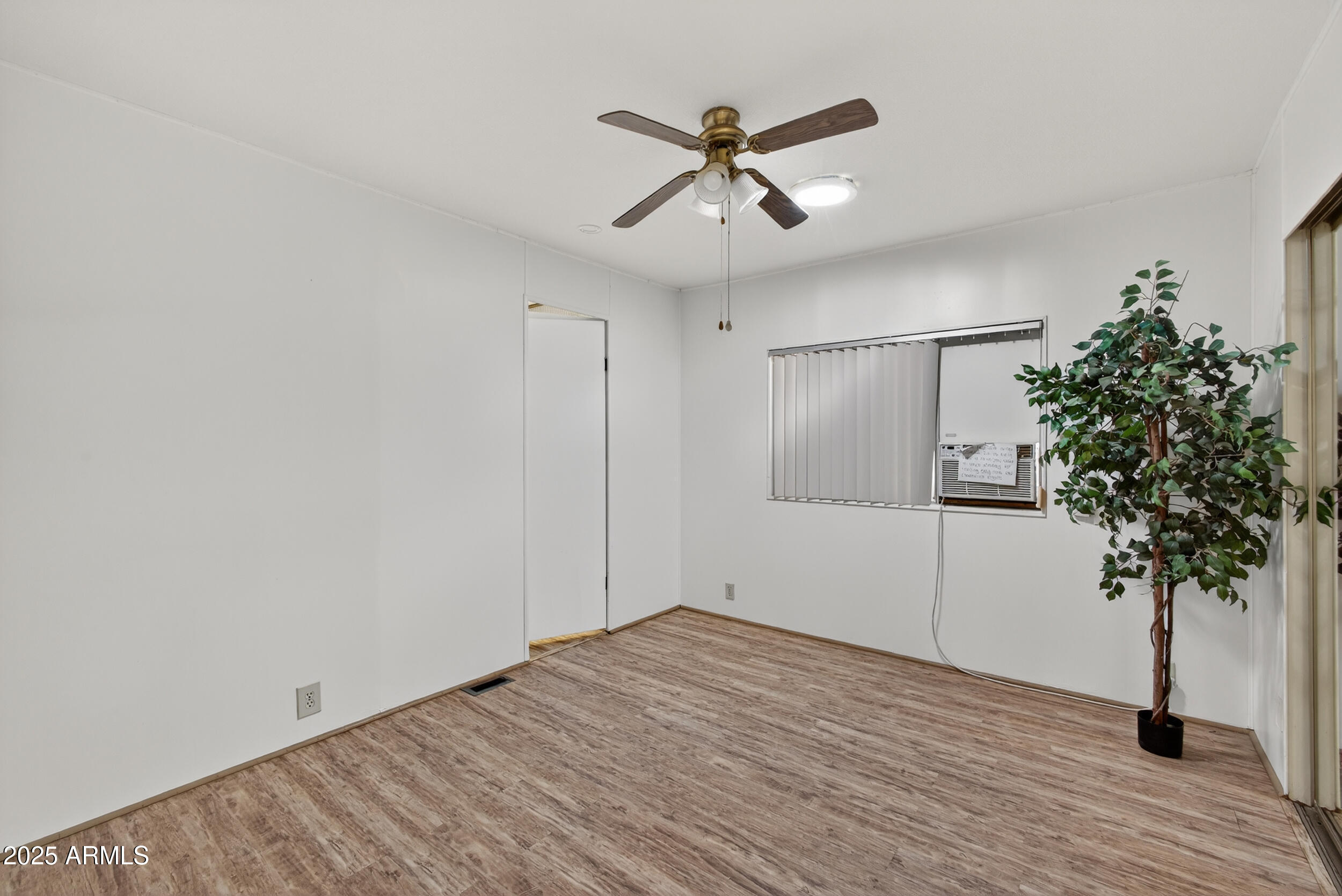 5807 E LEONORA Street