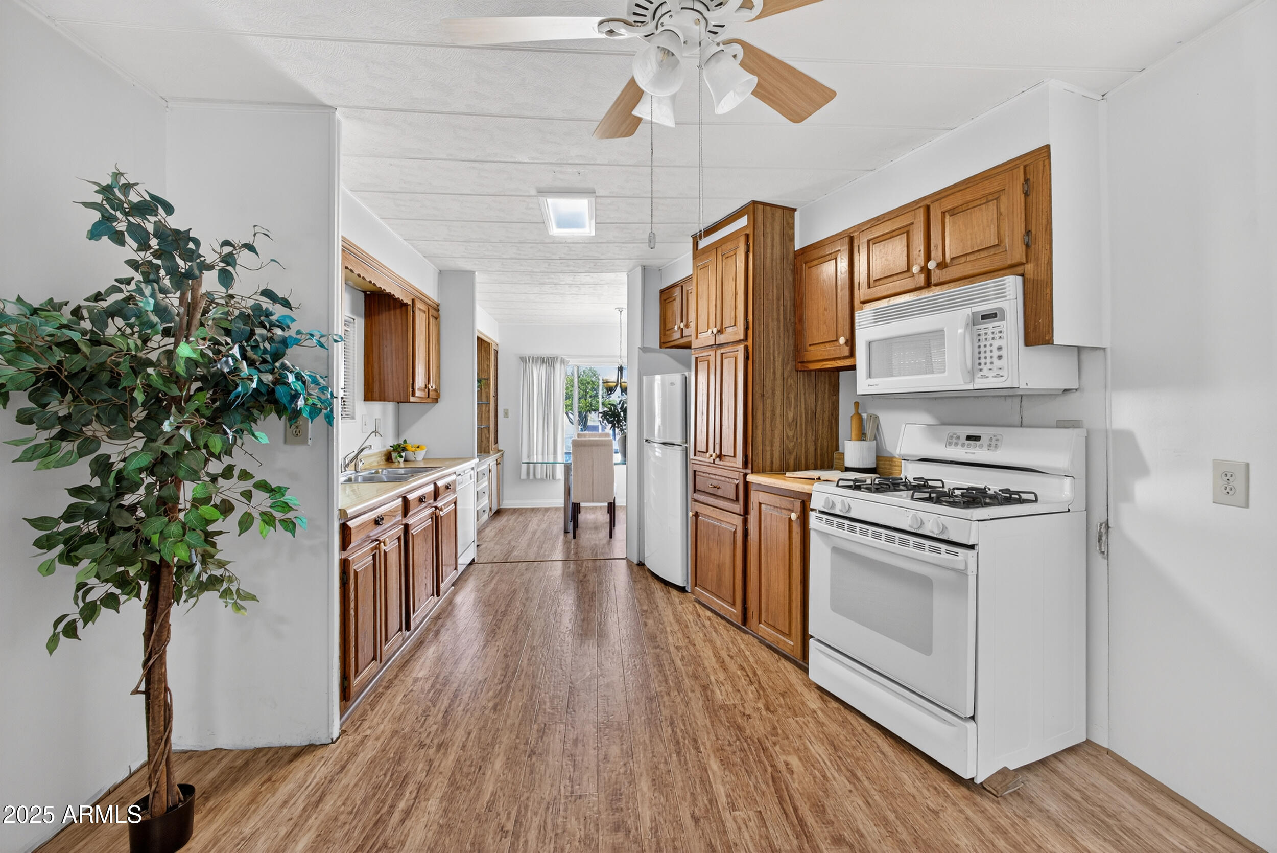 5807 E LEONORA Street