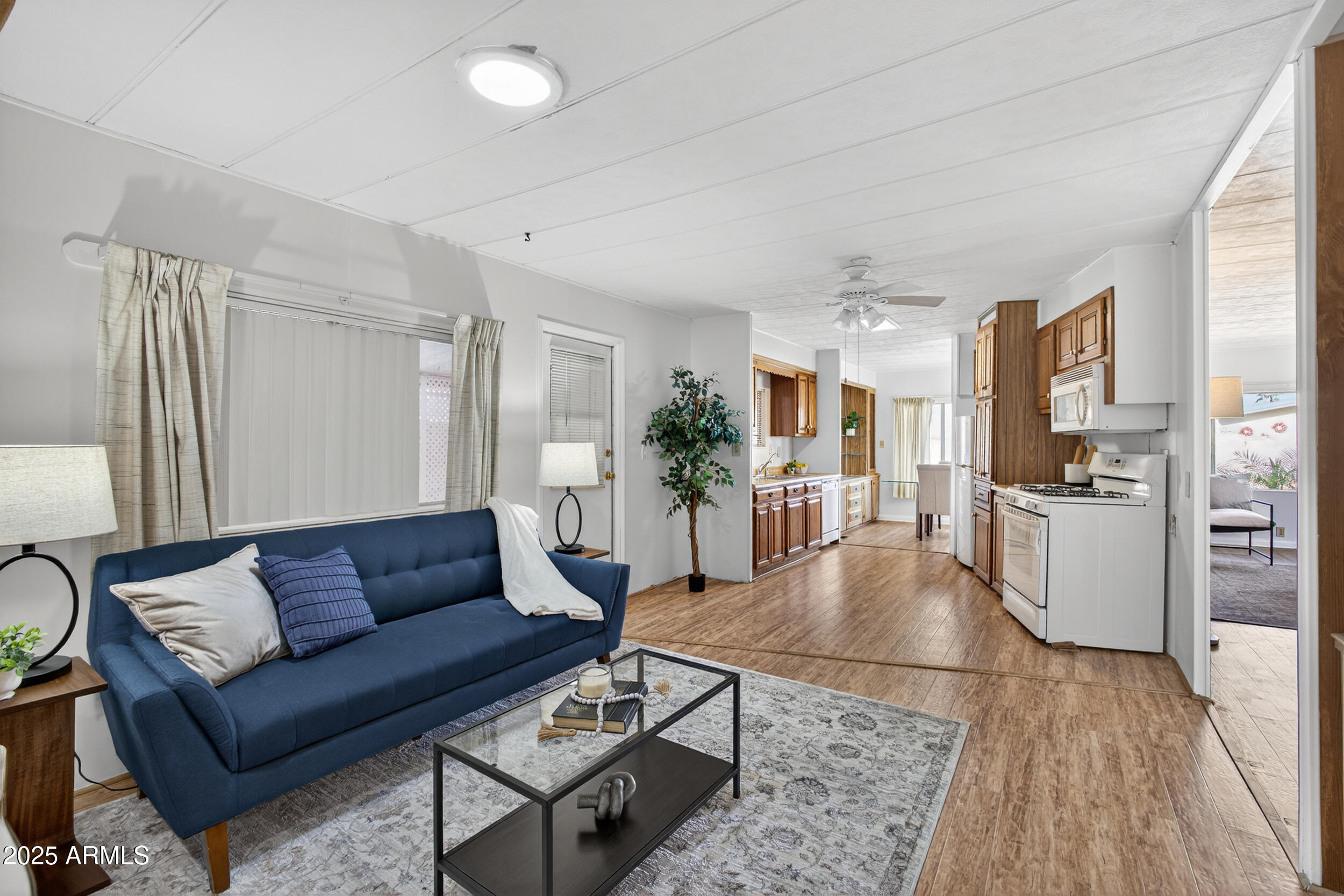 5807 E LEONORA Street