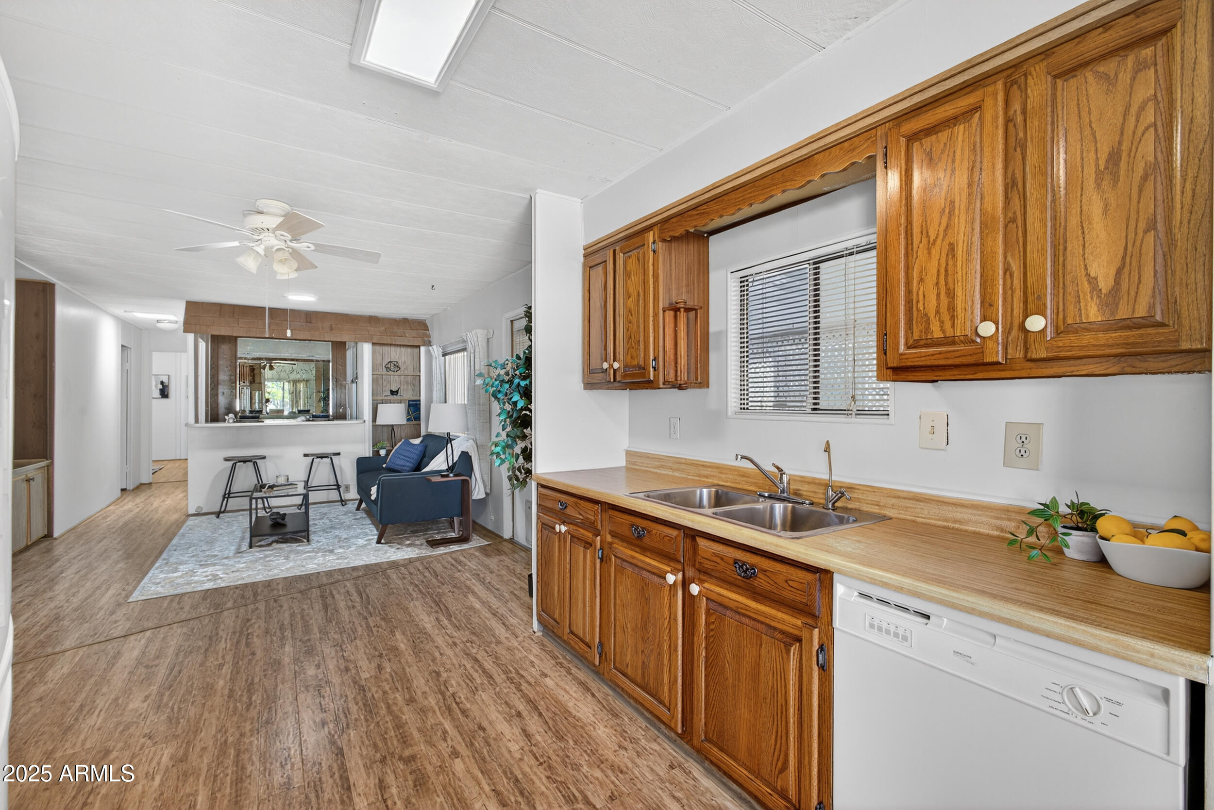 5807 E LEONORA Street