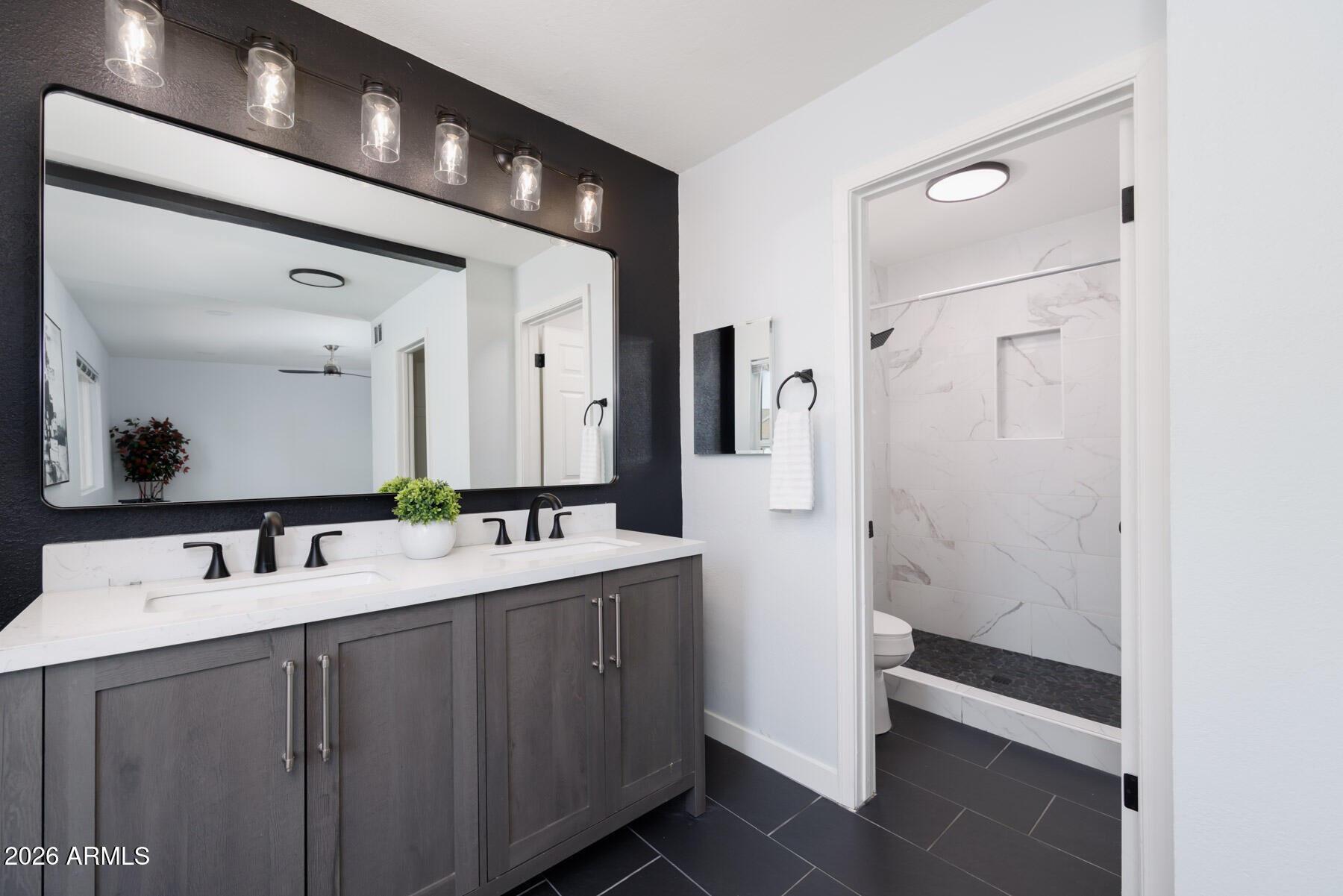 1506 E NORTHSHORE Drive