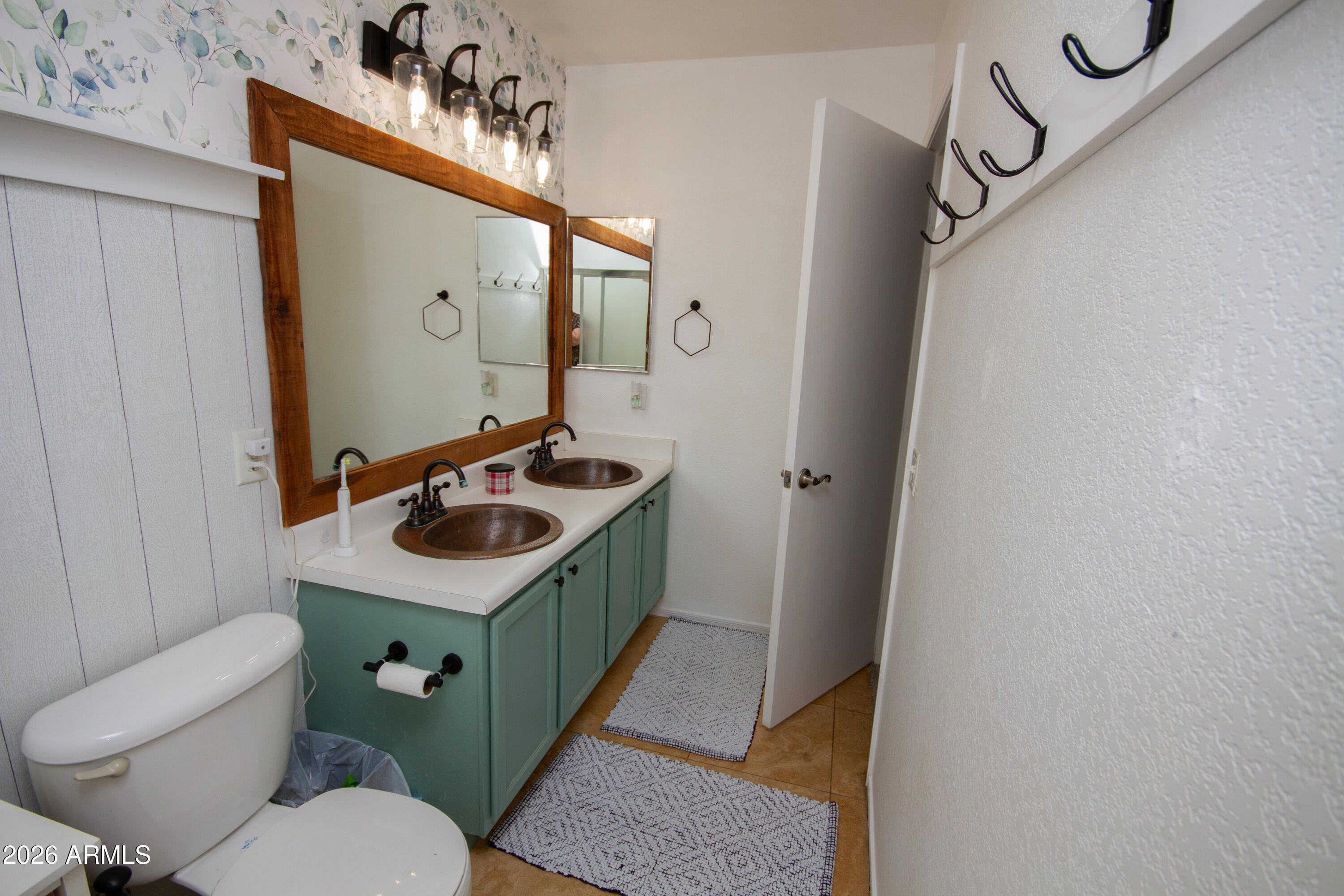 1204 E Silversmith Trail
