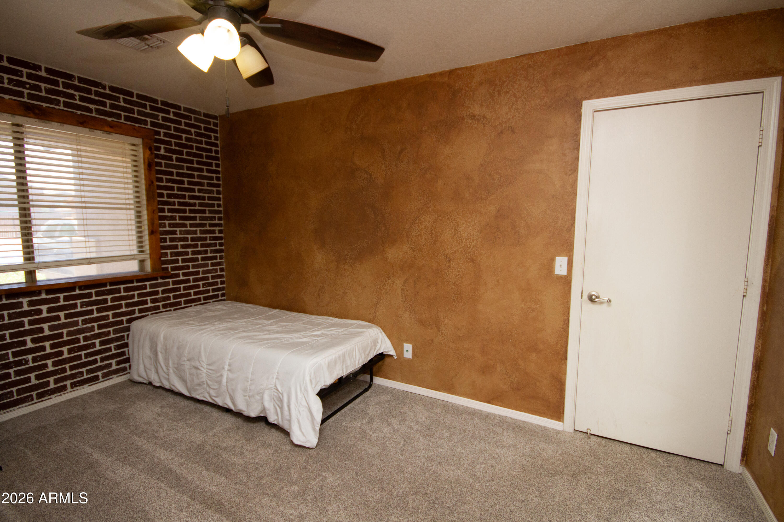 1204 E Silversmith Trail
