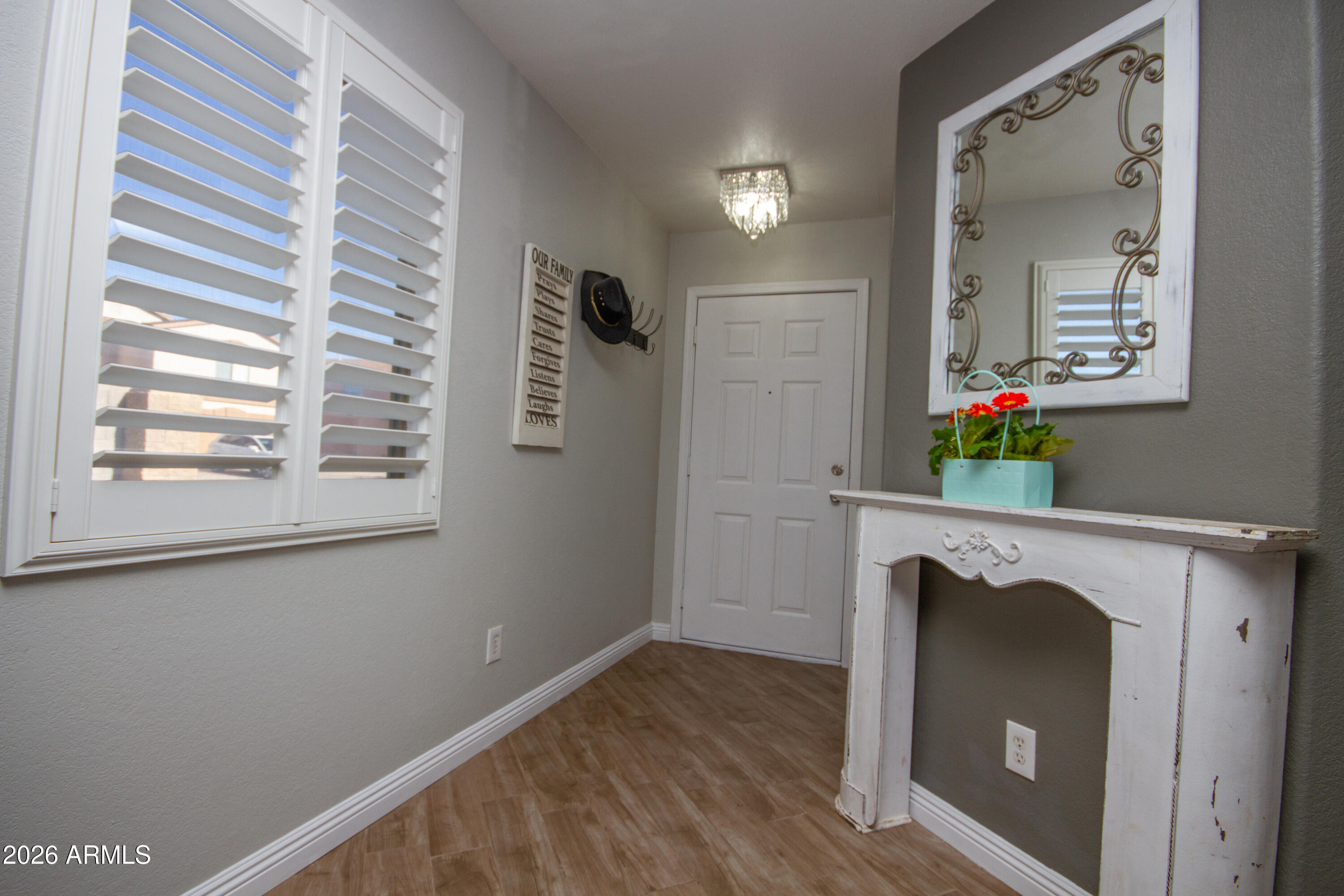 1204 E Silversmith Trail