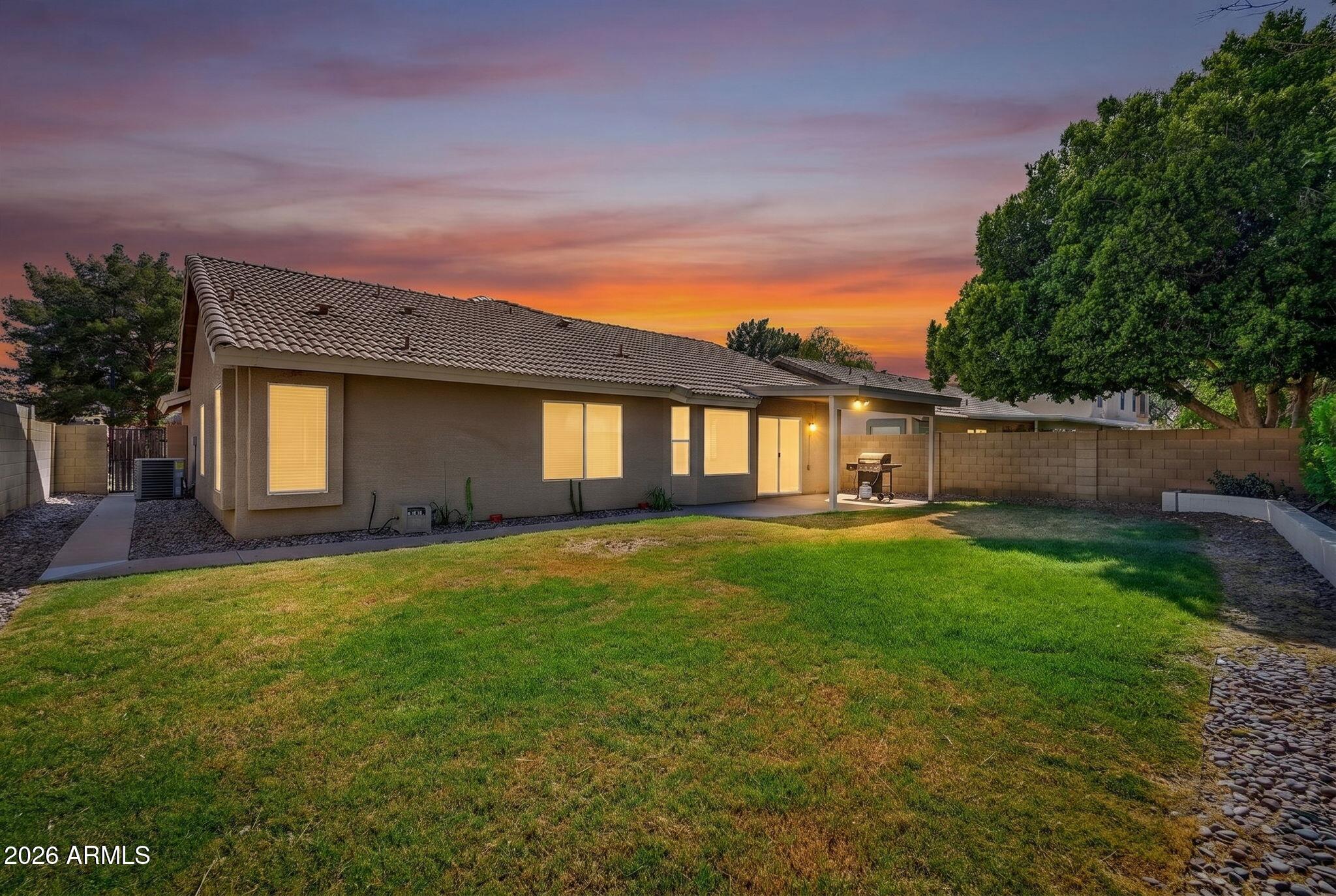 1114 E ARTESIAN Way