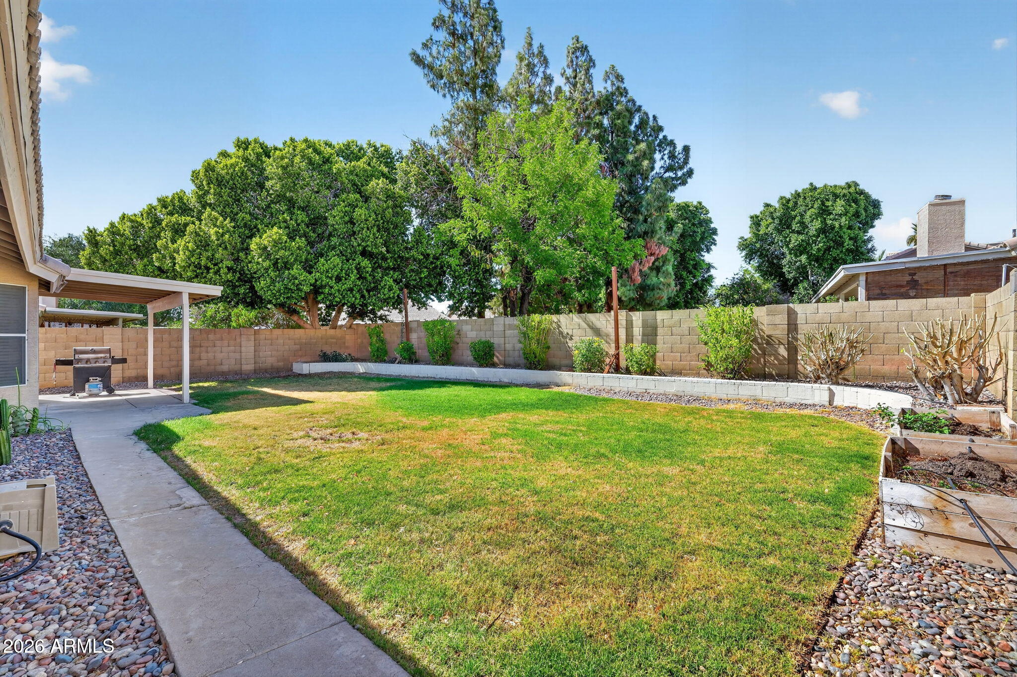 1114 E ARTESIAN Way