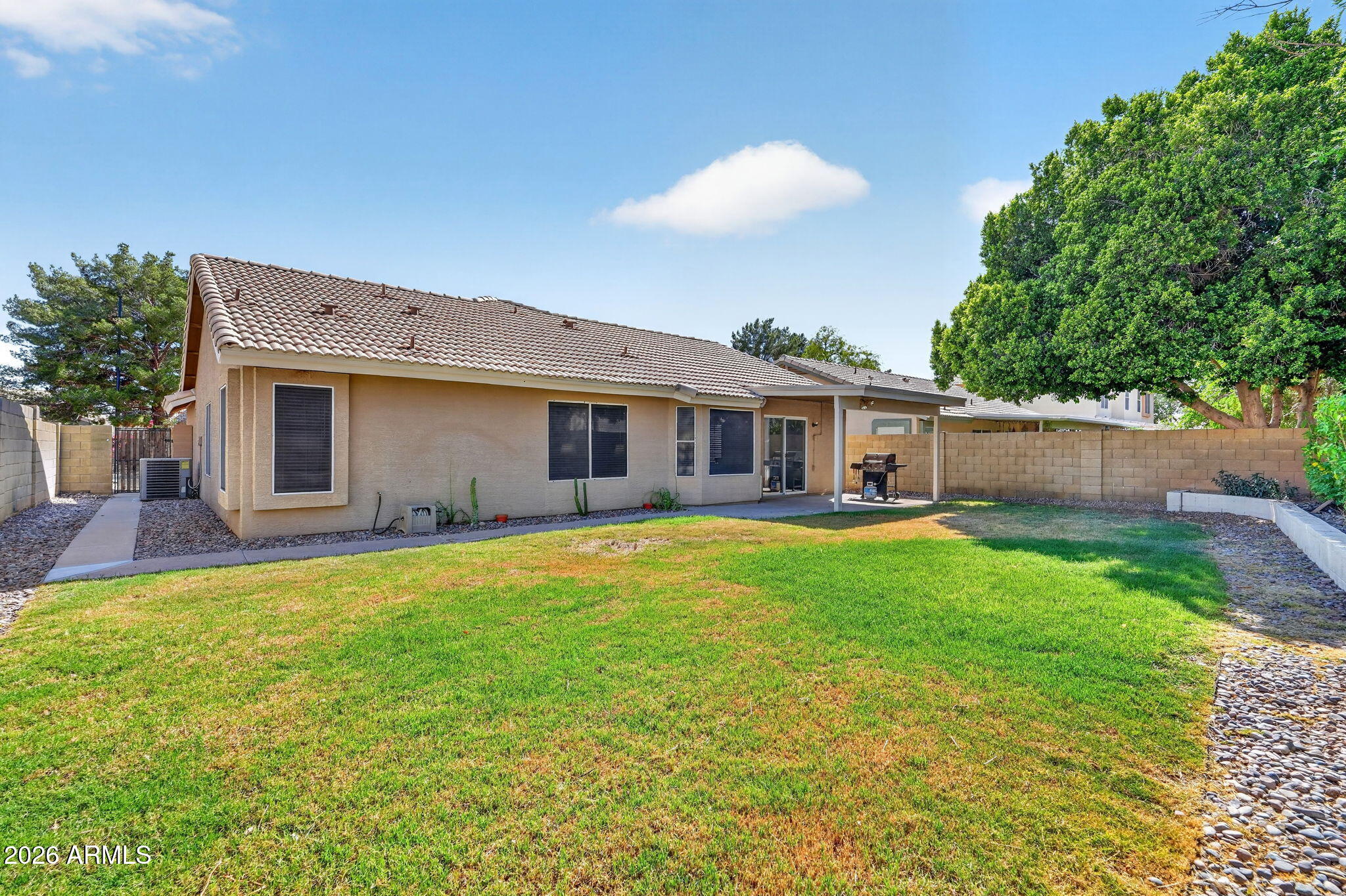 1114 E ARTESIAN Way