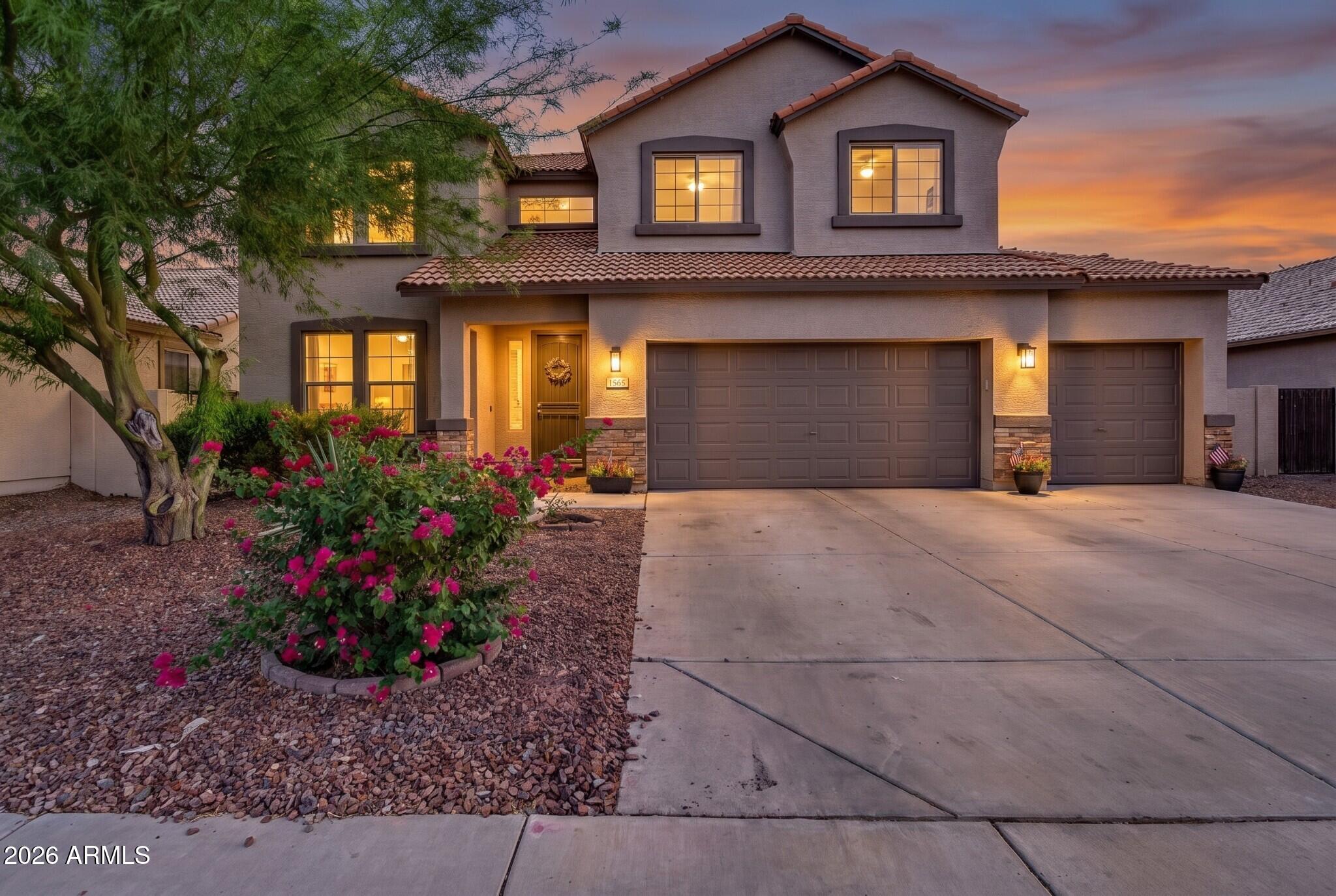 1565 E PRICKLY PEAR Place