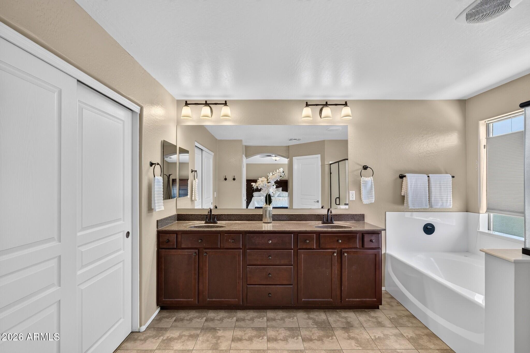 1565 E PRICKLY PEAR Place