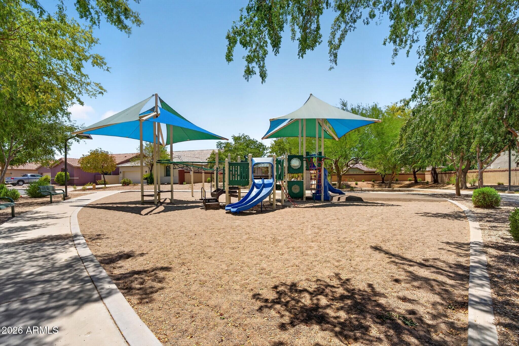 1565 E PRICKLY PEAR Place