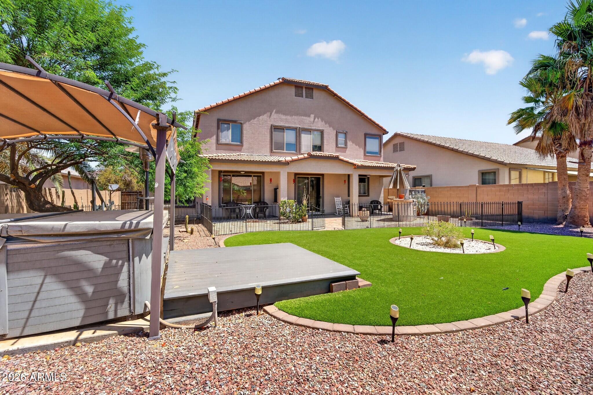 1565 E PRICKLY PEAR Place