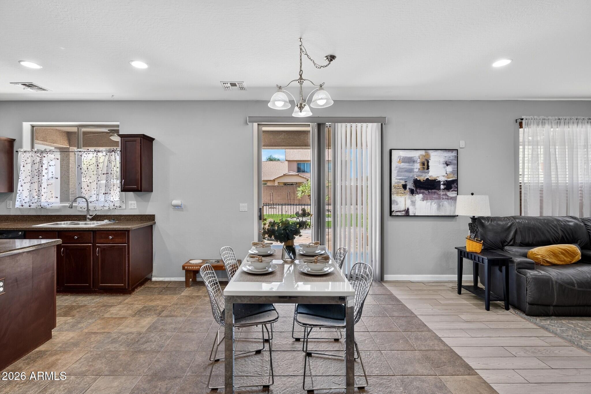 1565 E PRICKLY PEAR Place