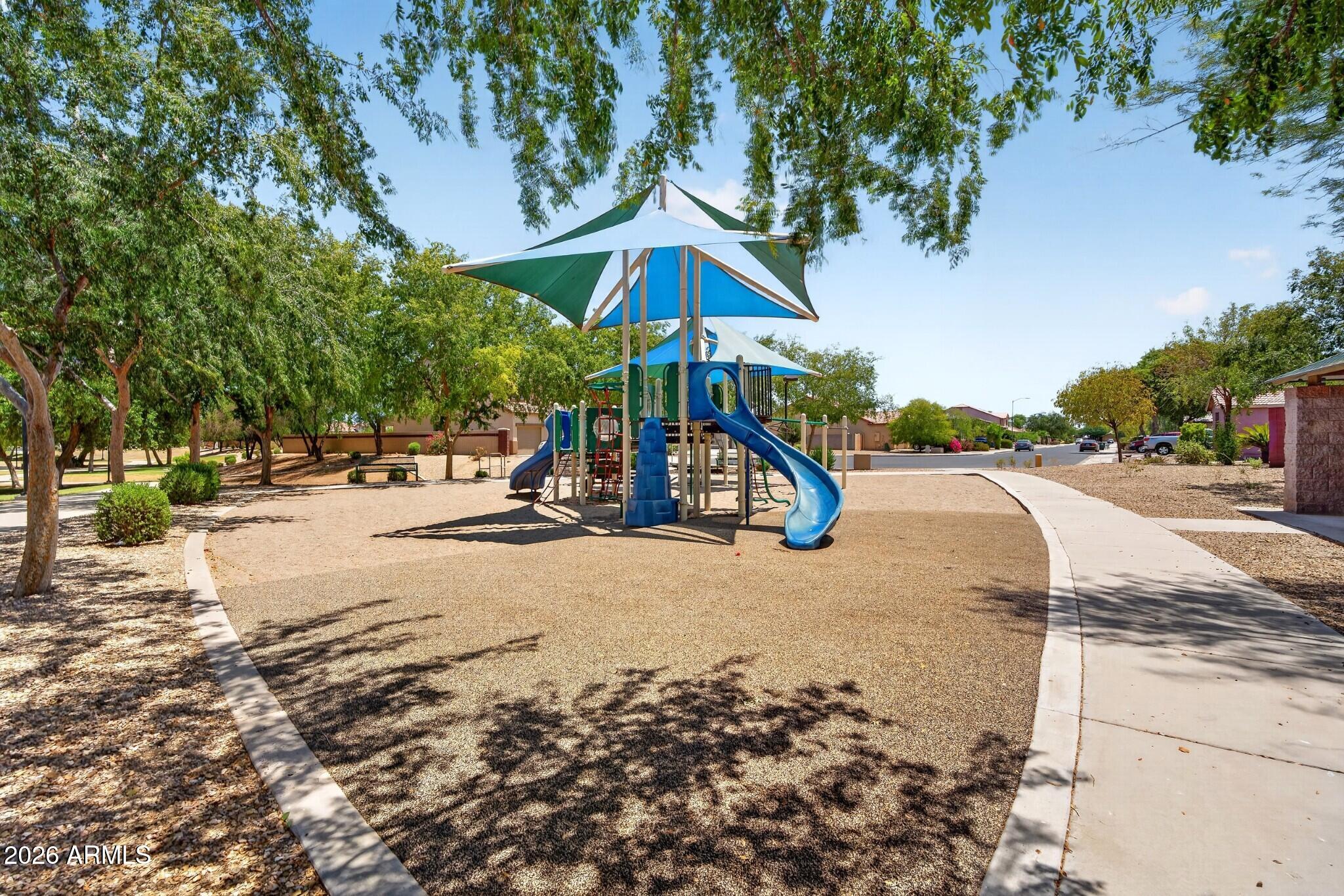 1565 E PRICKLY PEAR Place