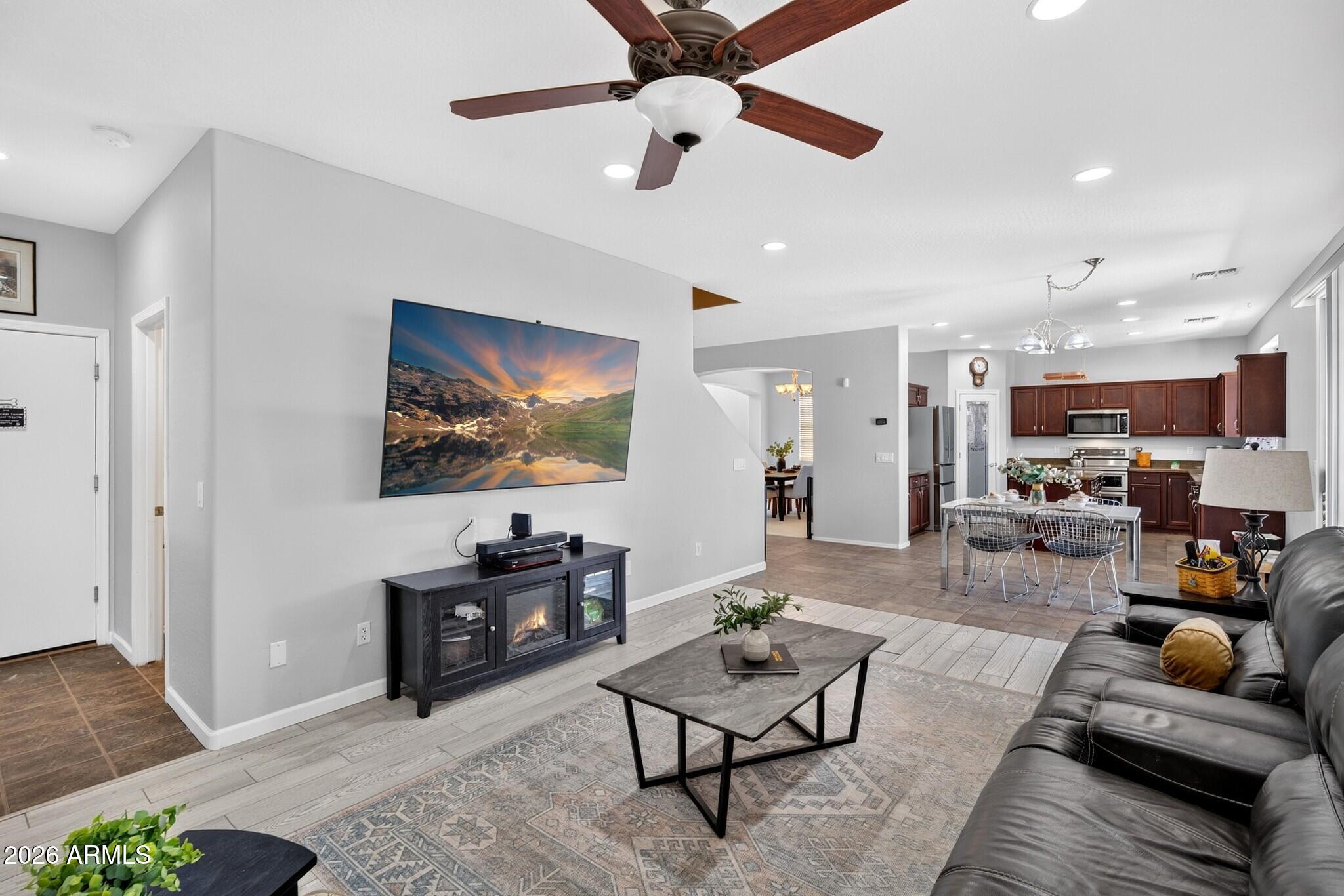 1565 E PRICKLY PEAR Place