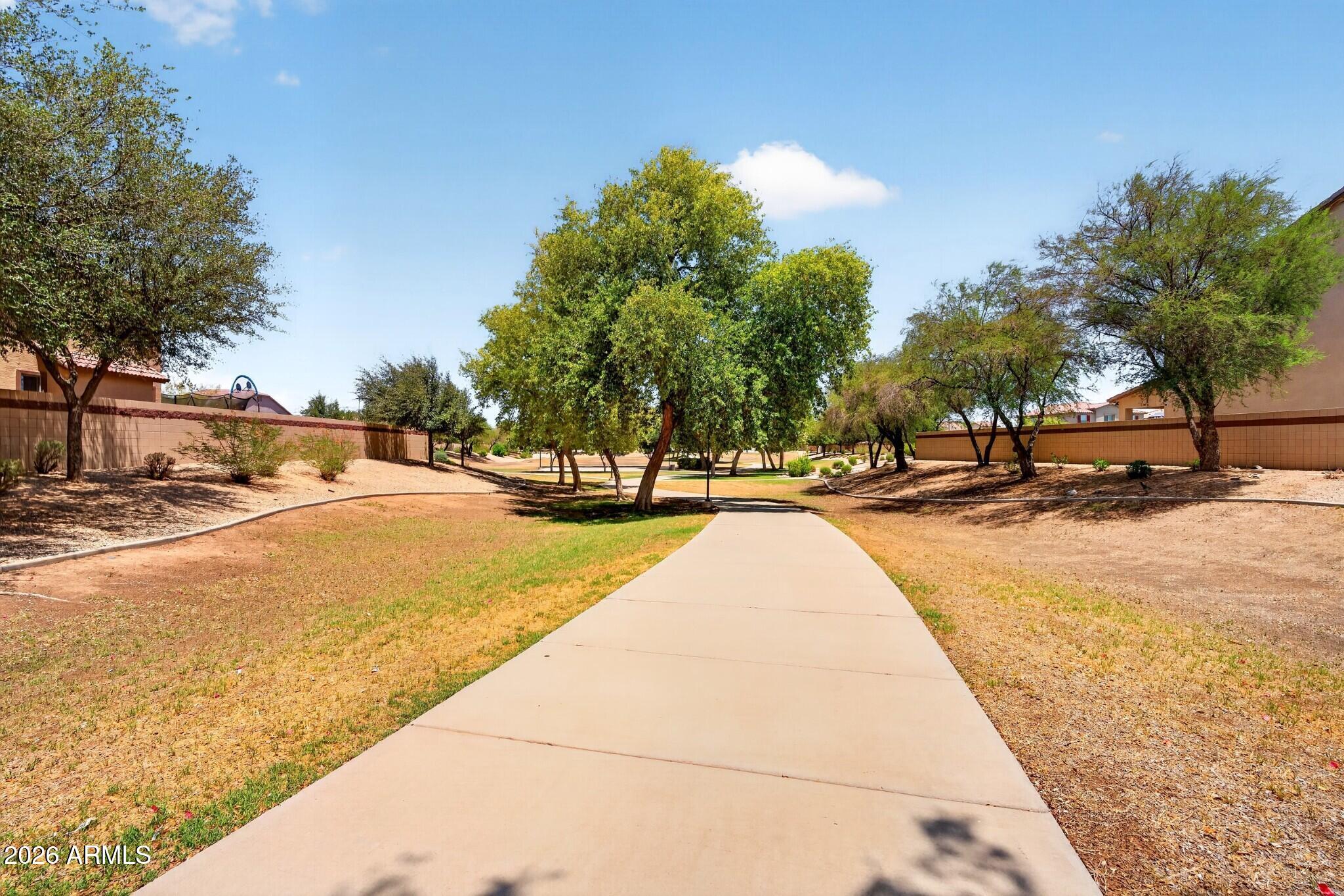 1565 E PRICKLY PEAR Place