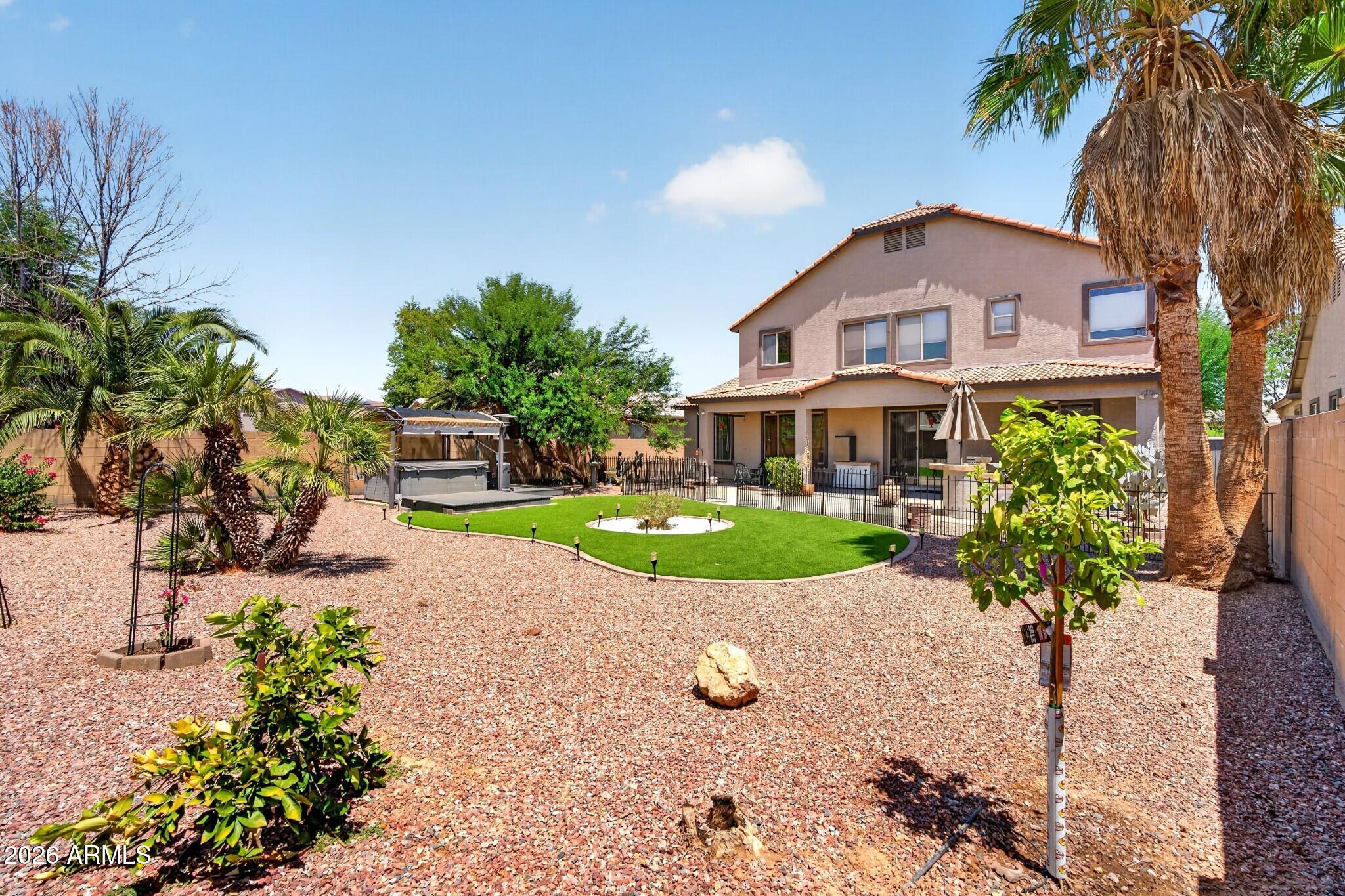 1565 E PRICKLY PEAR Place