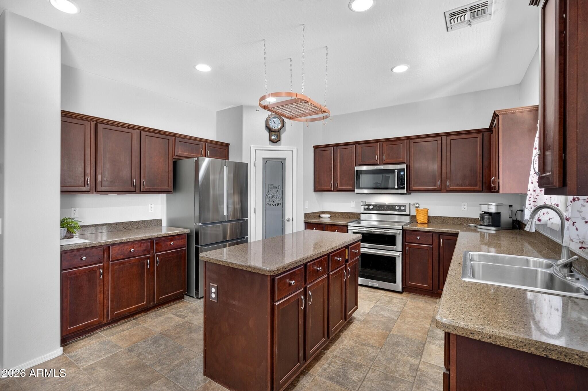 1565 E PRICKLY PEAR Place