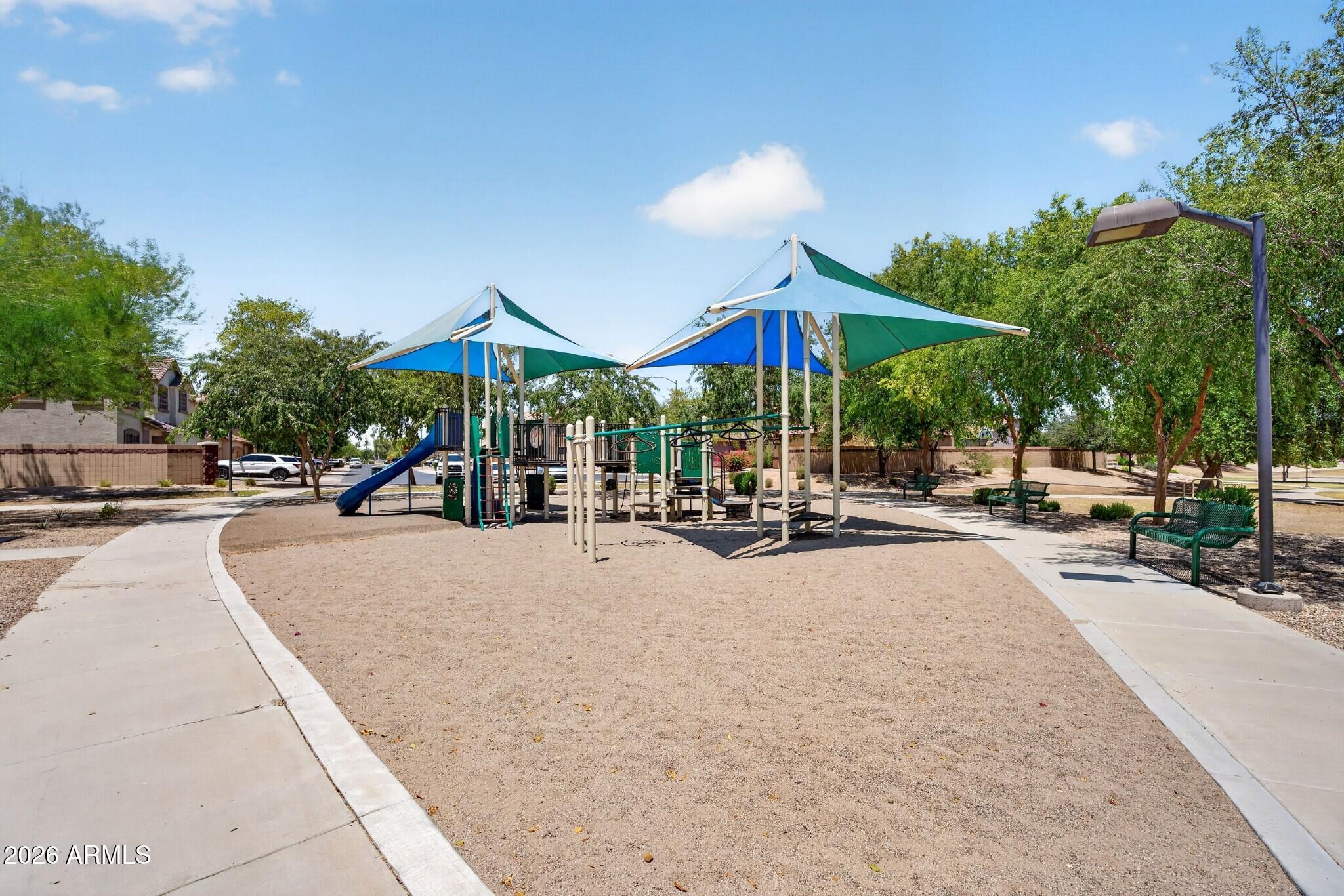 1565 E PRICKLY PEAR Place