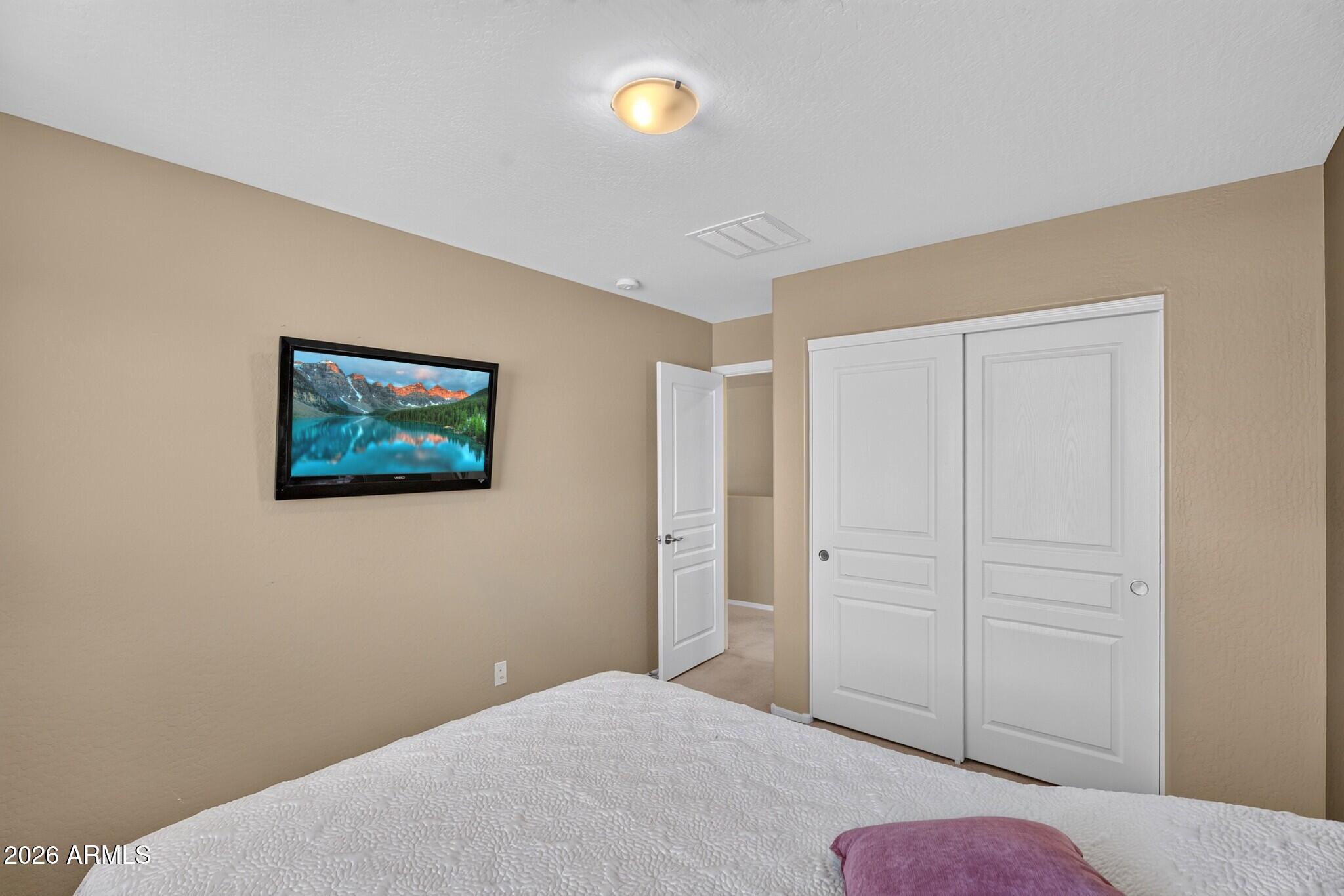 1565 E PRICKLY PEAR Place