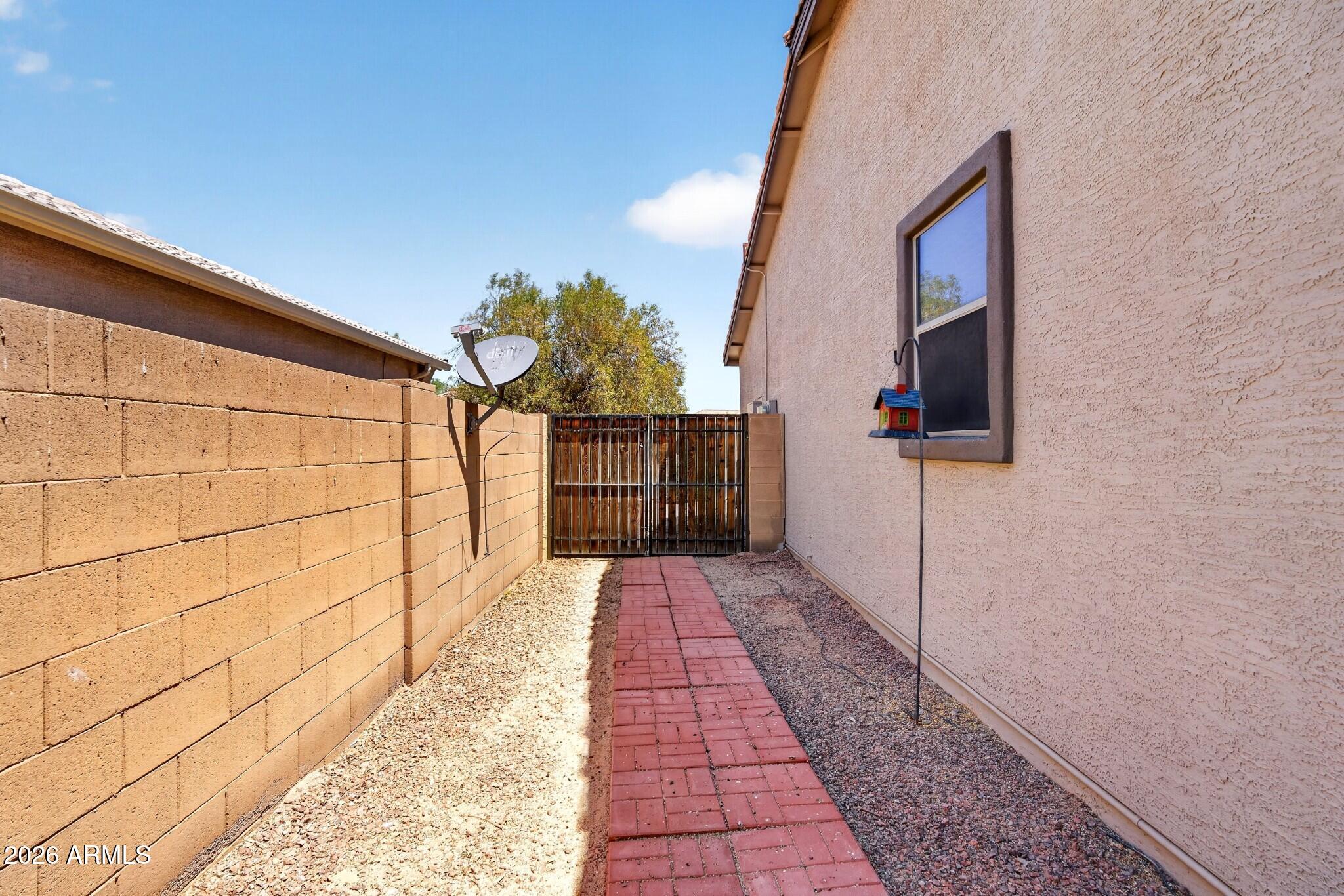 1565 E PRICKLY PEAR Place