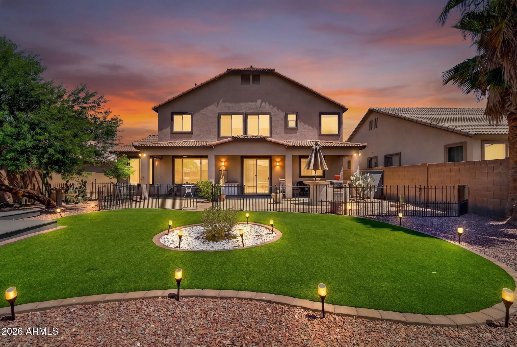 1565 E PRICKLY PEAR Place