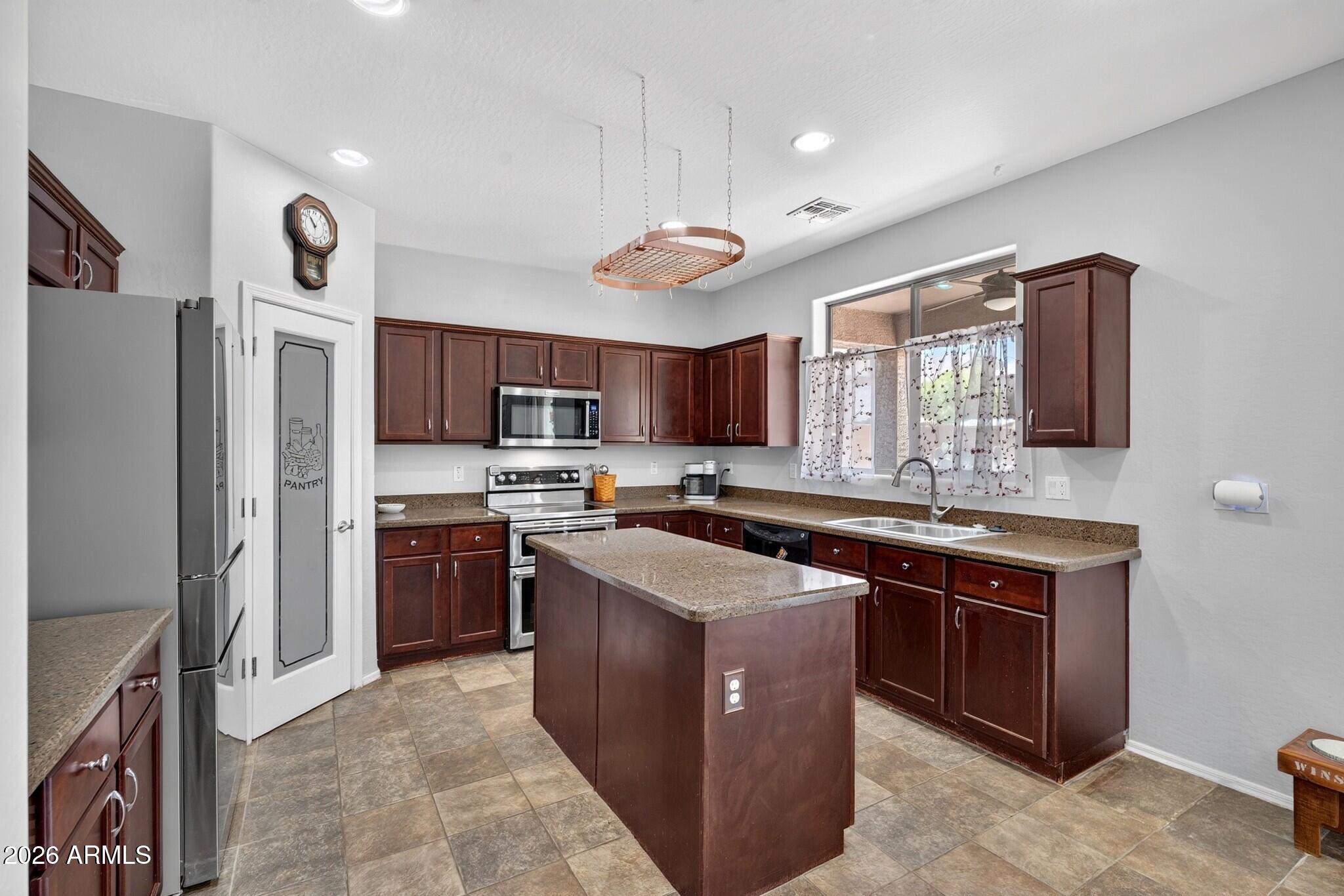 1565 E PRICKLY PEAR Place
