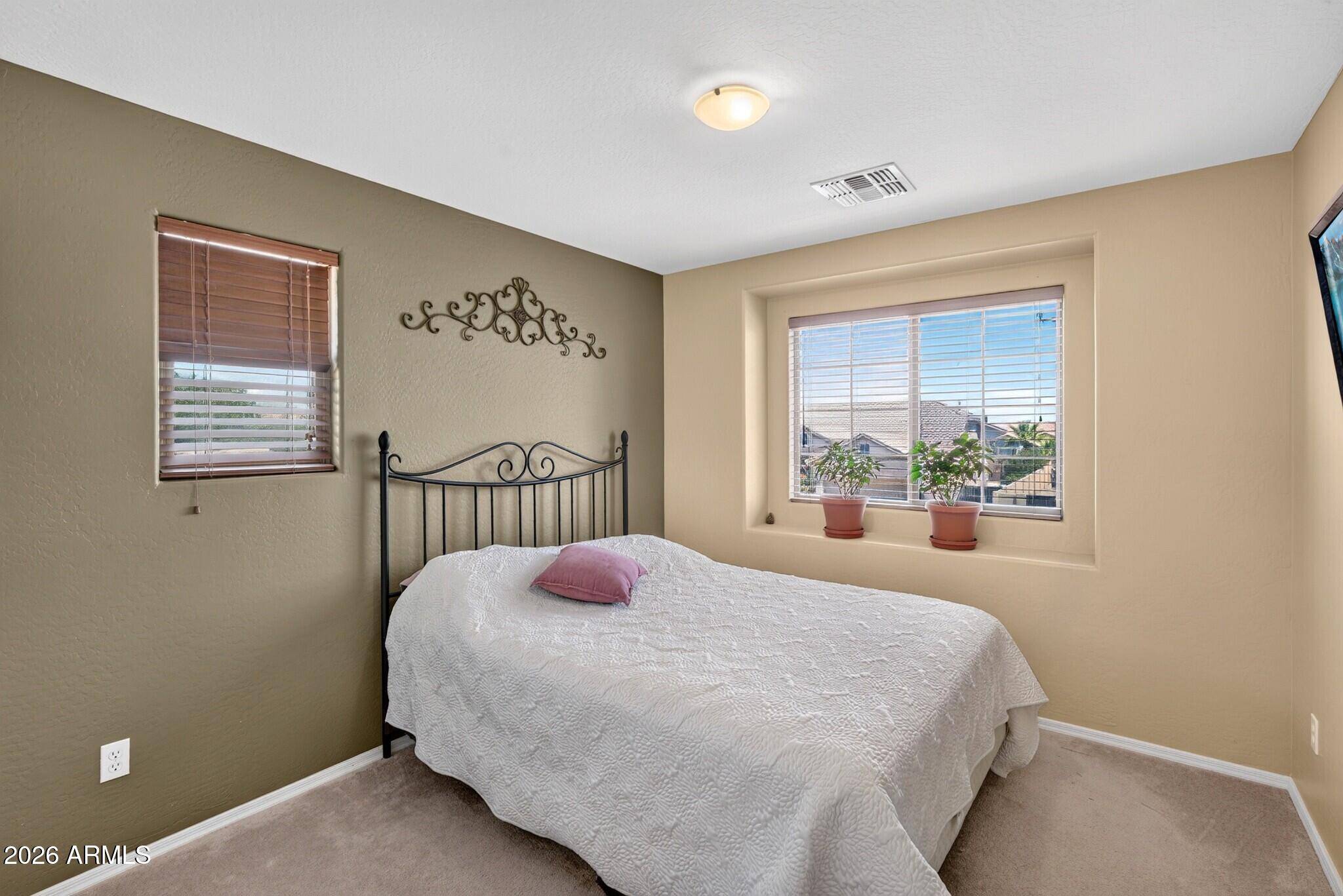 1565 E PRICKLY PEAR Place