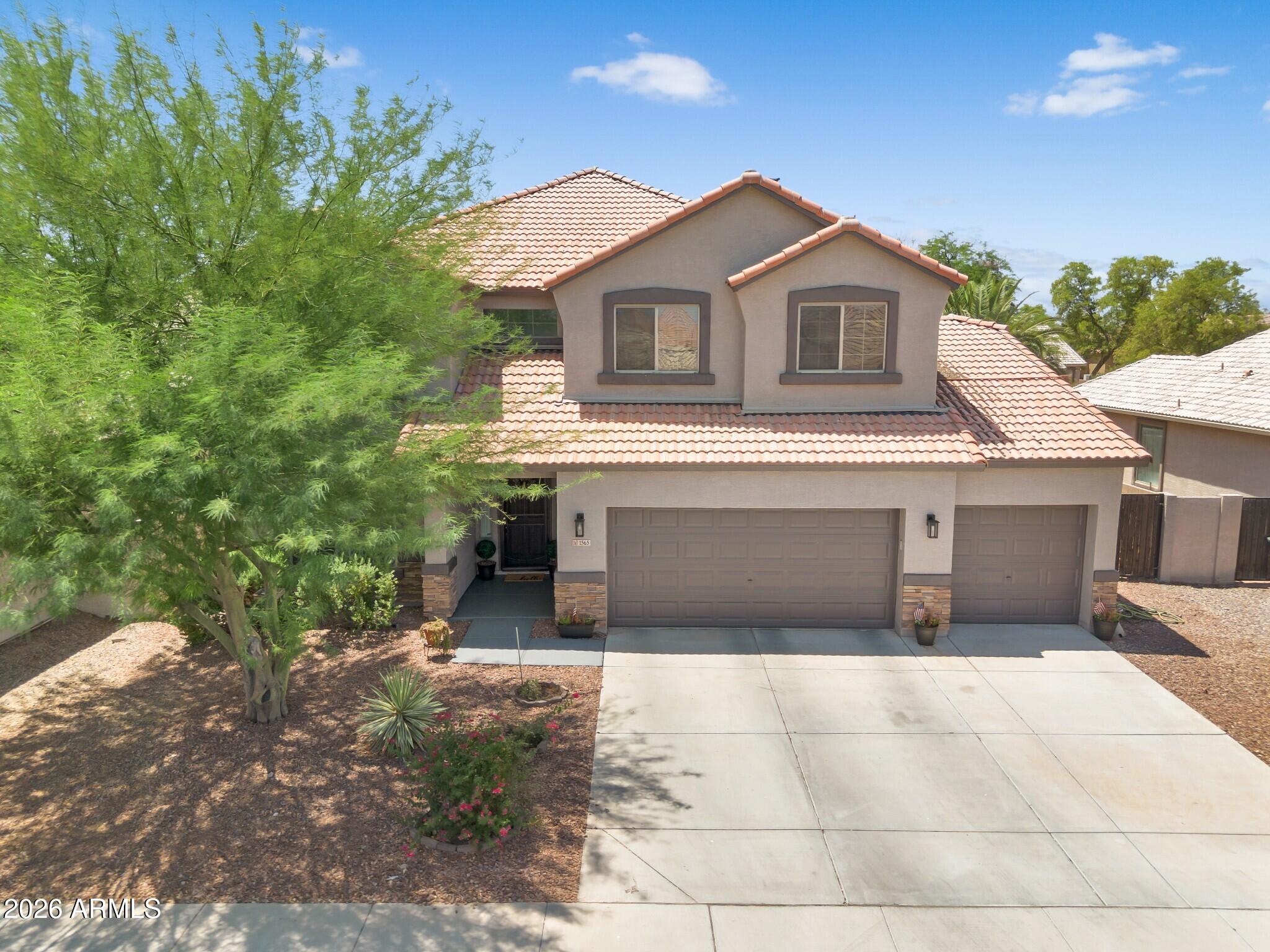 1565 E PRICKLY PEAR Place