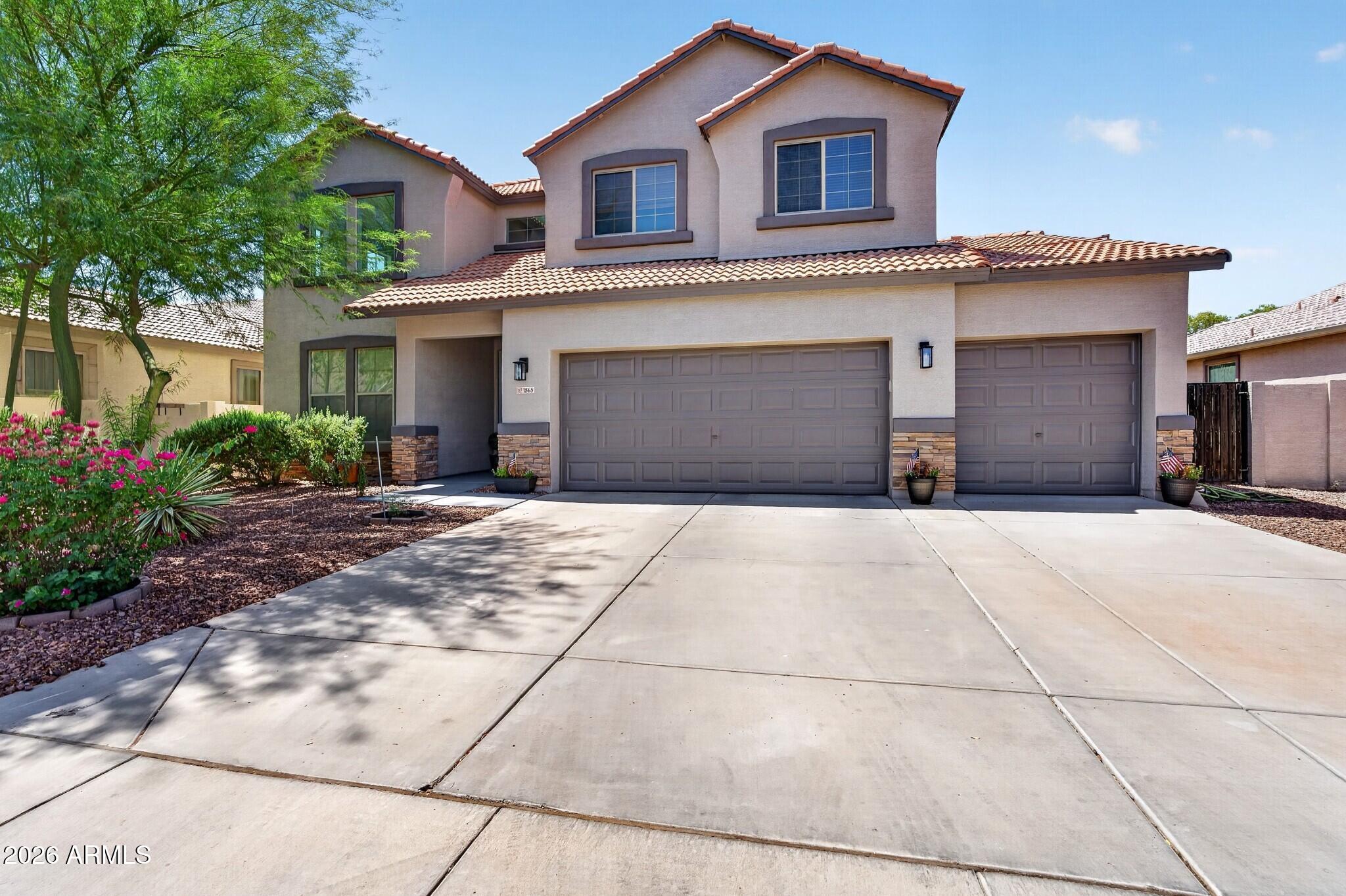 1565 E PRICKLY PEAR Place