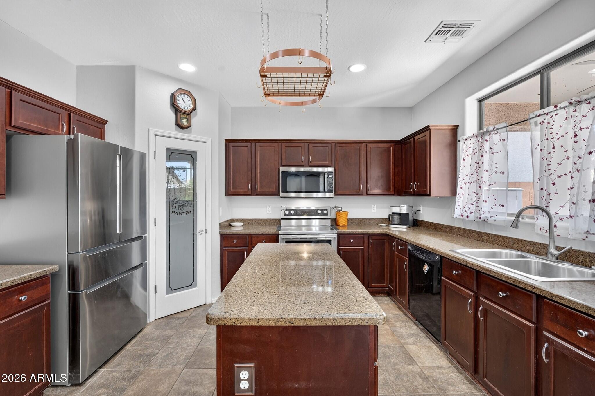 1565 E PRICKLY PEAR Place