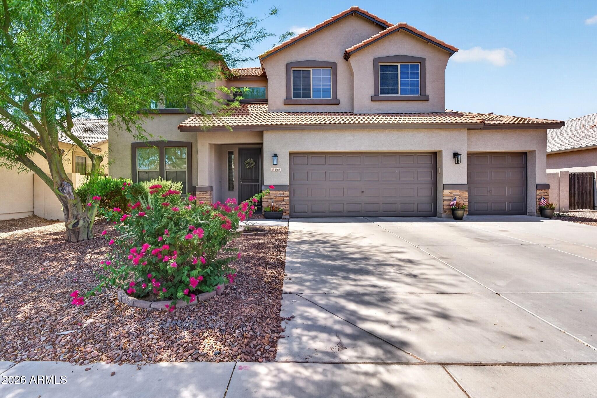 1565 E PRICKLY PEAR Place