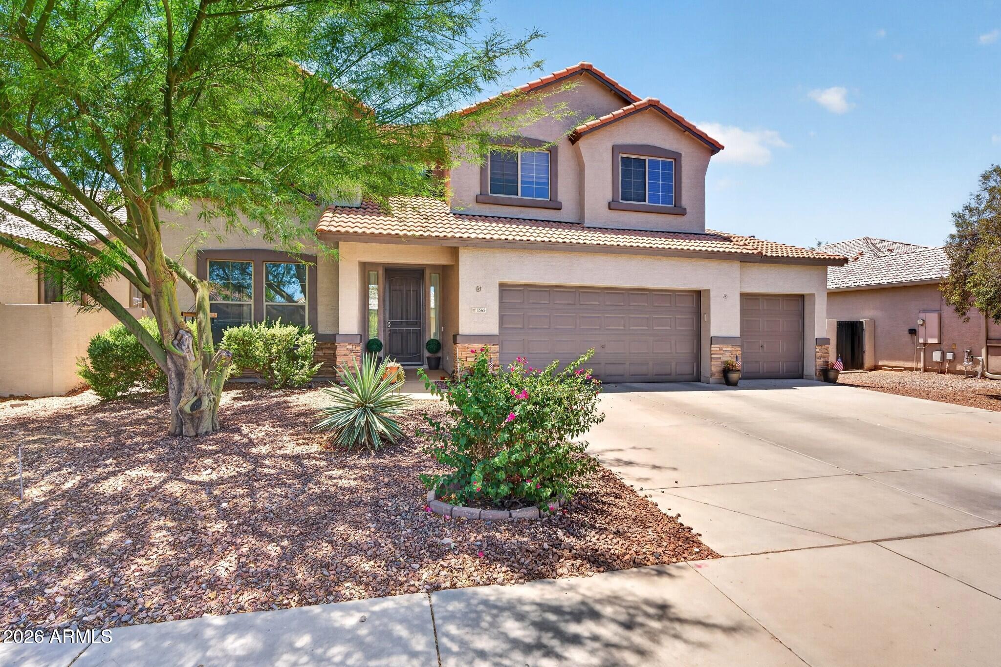 1565 E PRICKLY PEAR Place