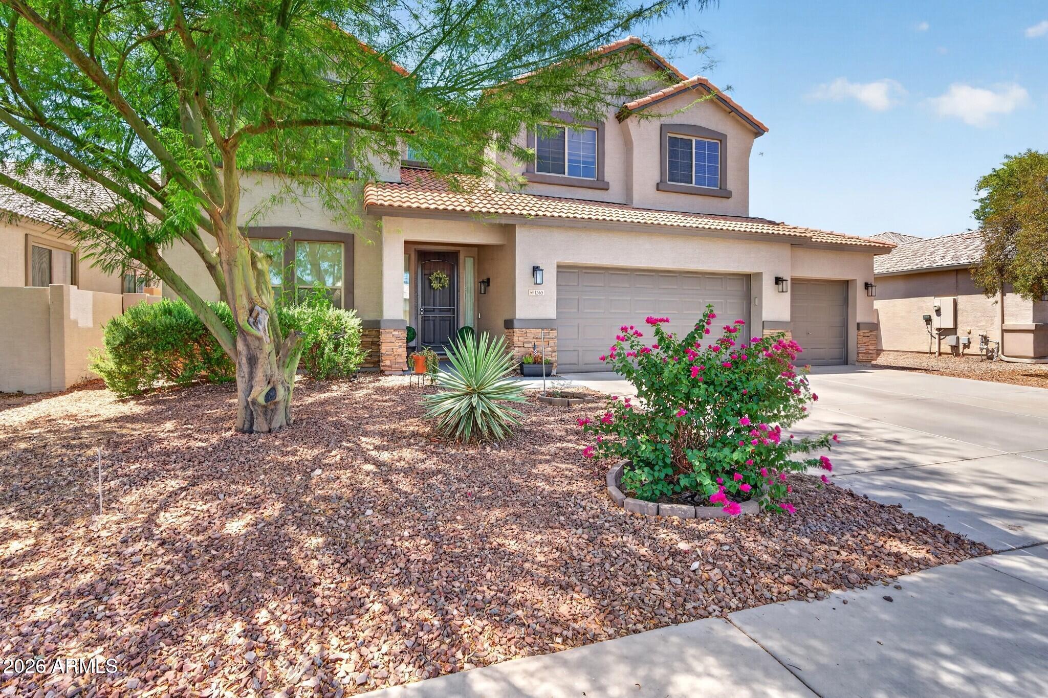 1565 E PRICKLY PEAR Place