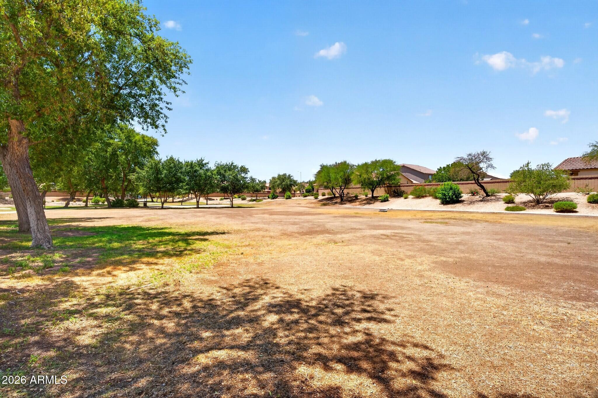 1565 E PRICKLY PEAR Place