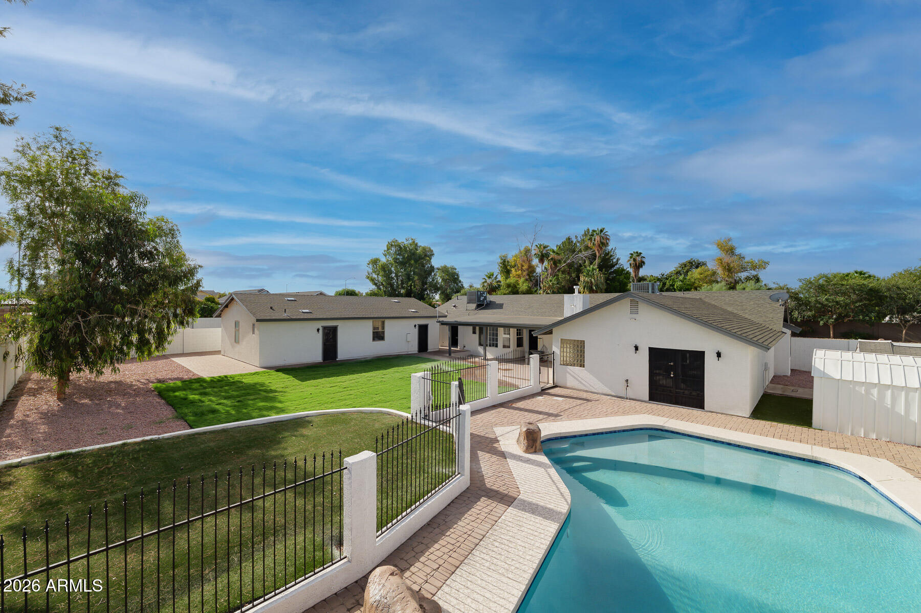 2532 E PUEBLO Avenue