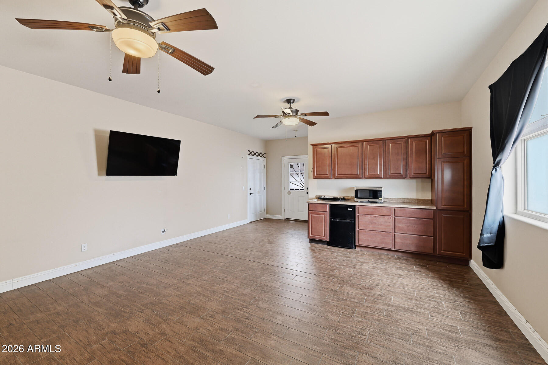 2532 E PUEBLO Avenue