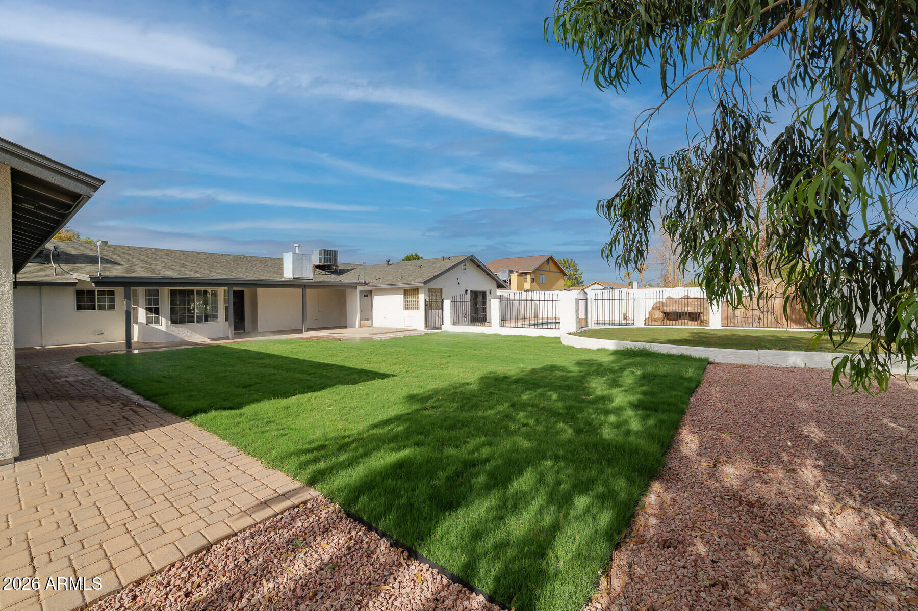 2532 E PUEBLO Avenue