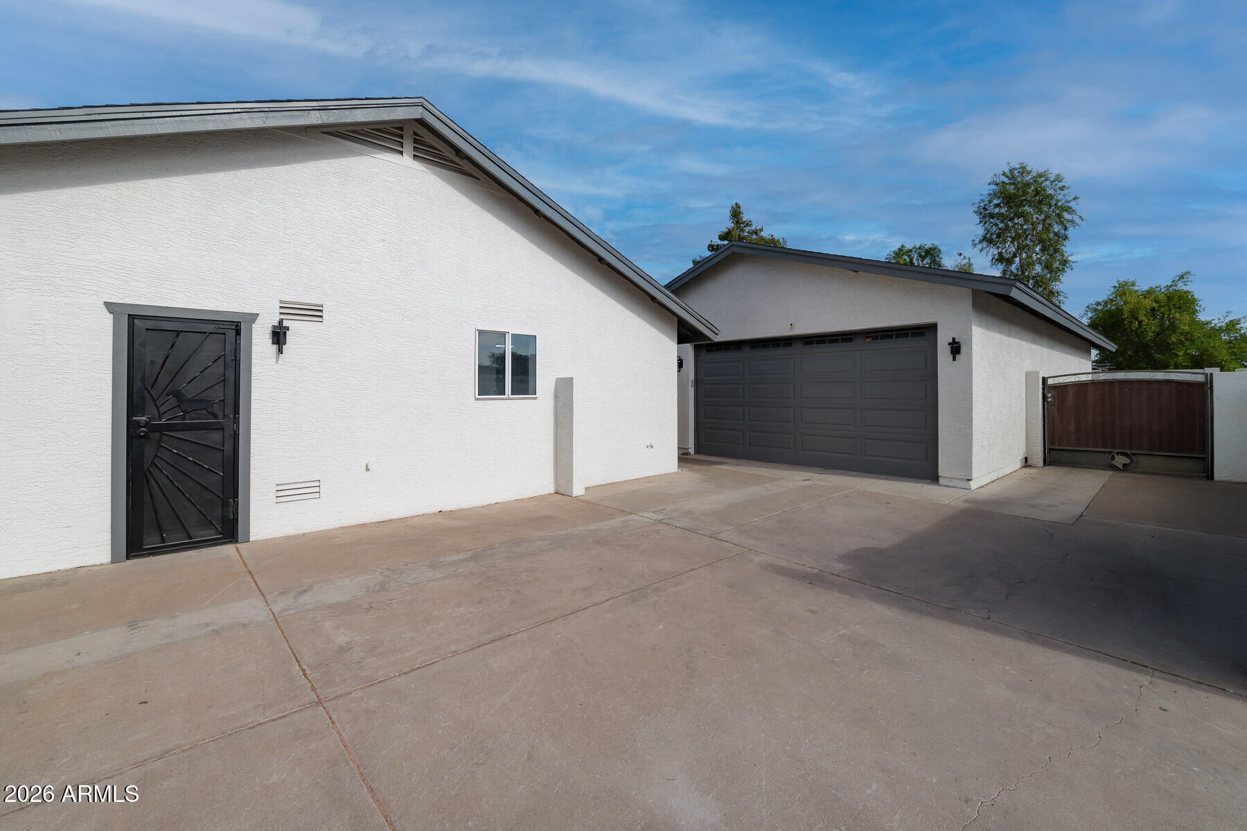 2532 E PUEBLO Avenue