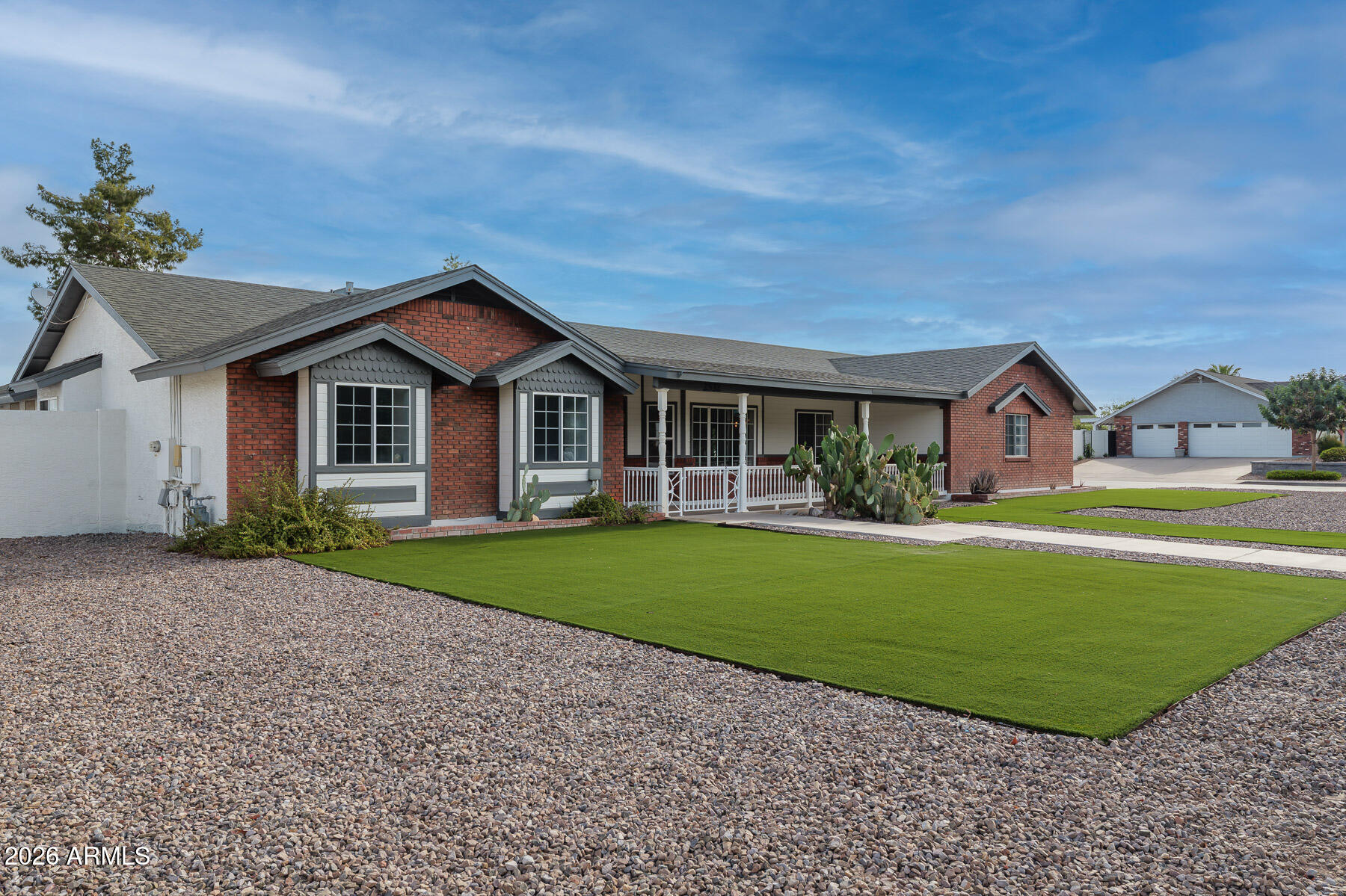 2532 E PUEBLO Avenue