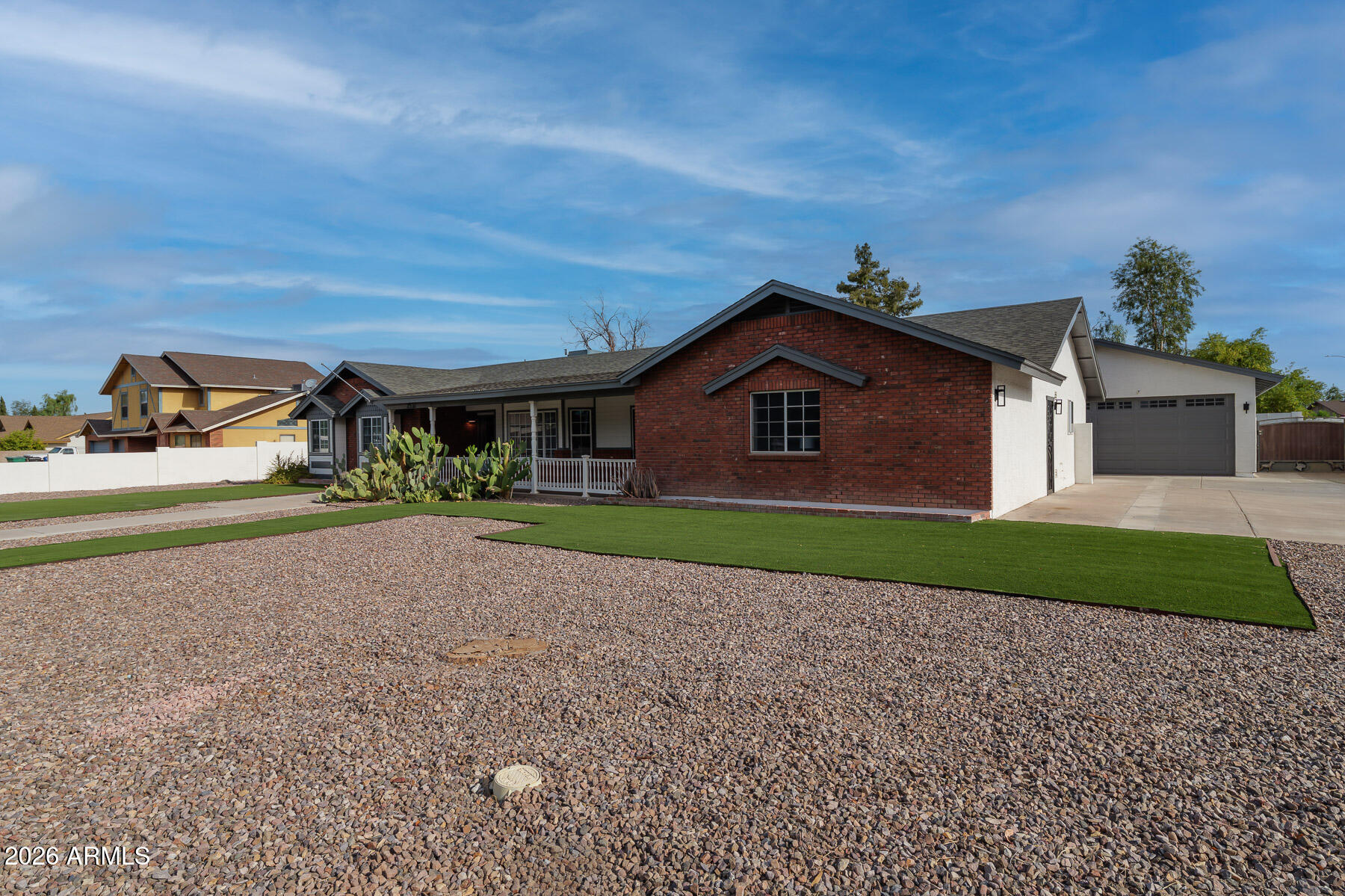 2532 E PUEBLO Avenue