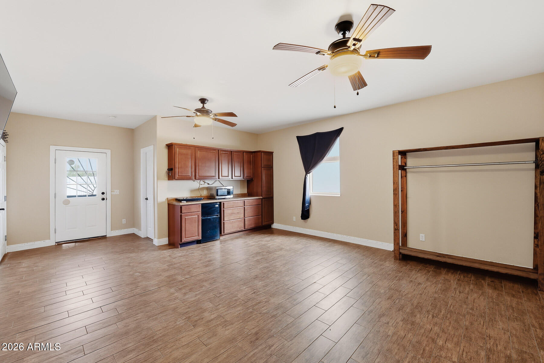 2532 E PUEBLO Avenue