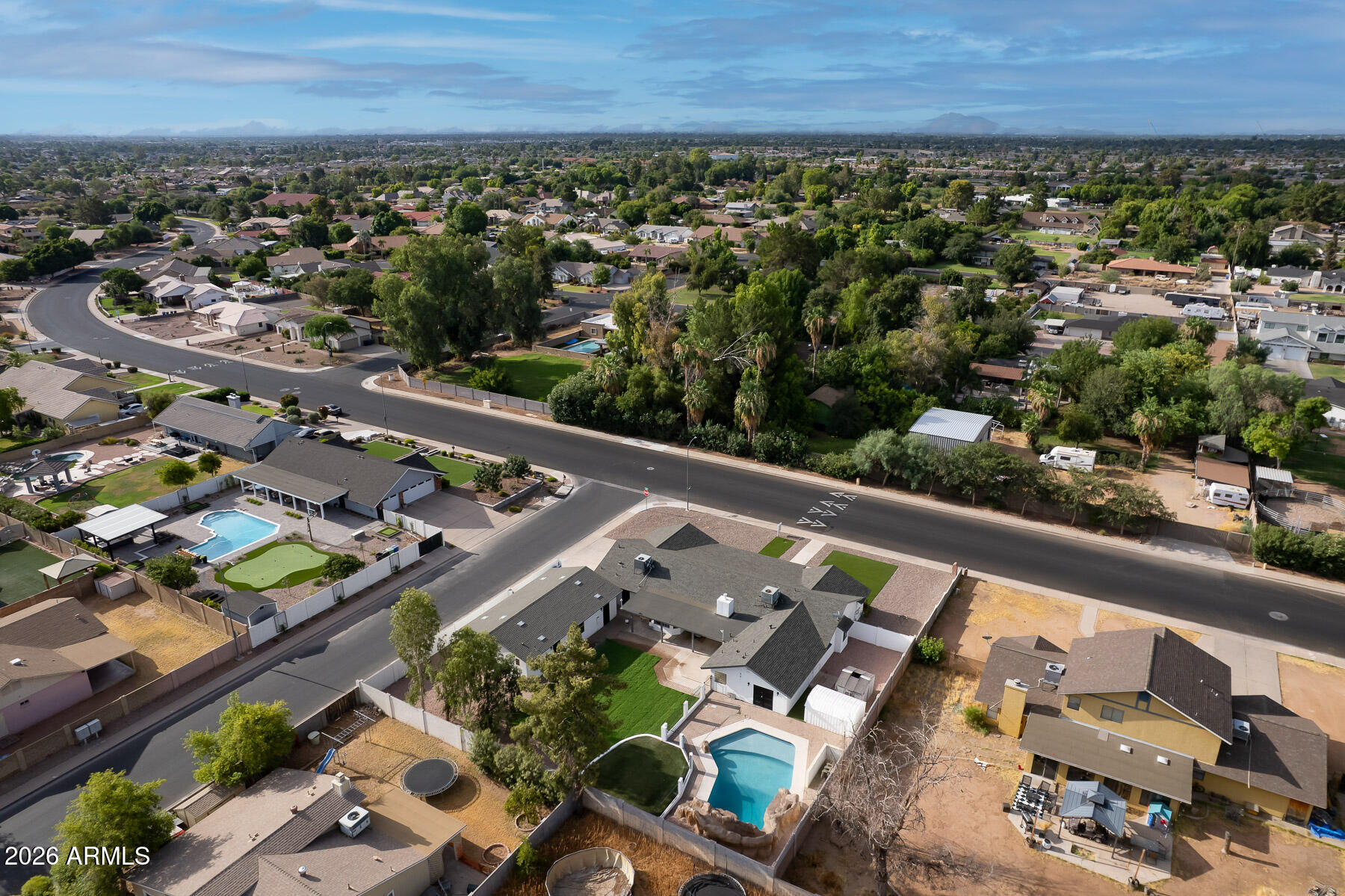 2532 E PUEBLO Avenue