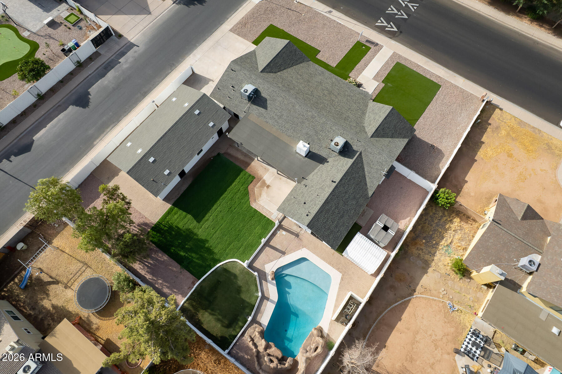 2532 E PUEBLO Avenue