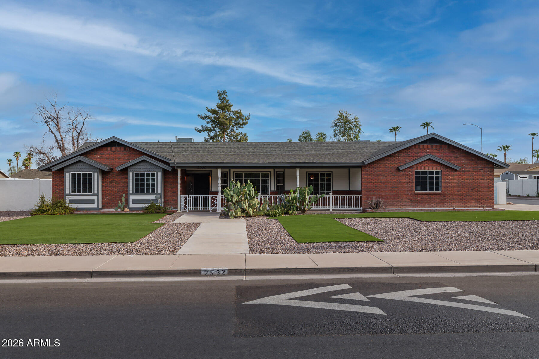 2532 E PUEBLO Avenue