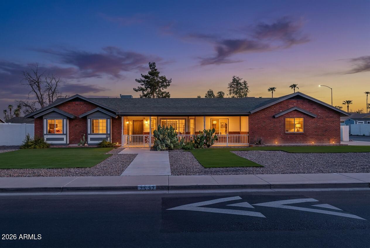 2532 E PUEBLO Avenue