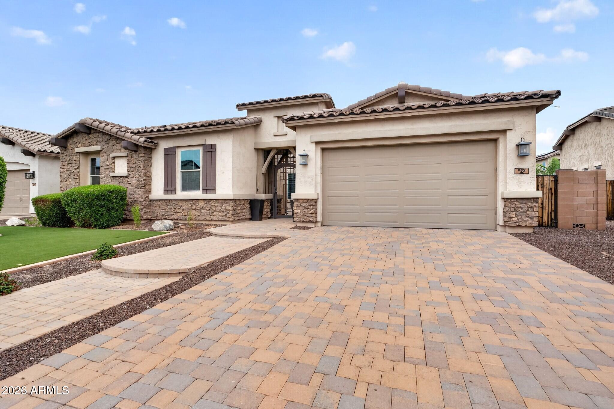 992 E PARKVIEW Drive