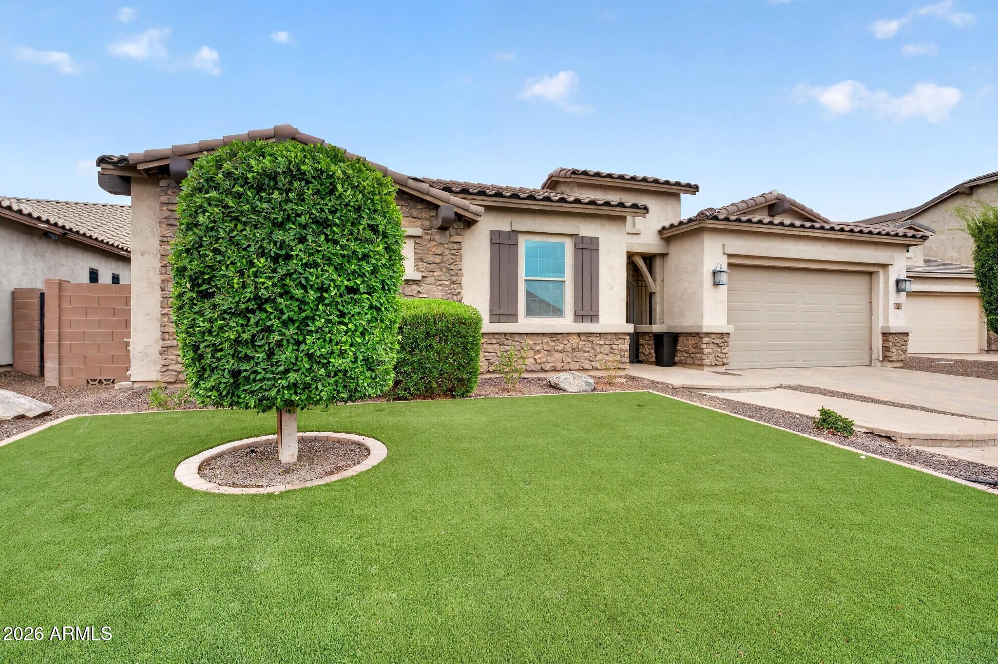 992 E PARKVIEW Drive