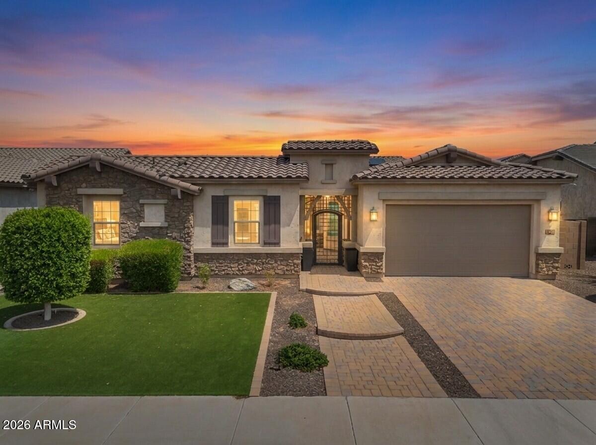992 E PARKVIEW Drive