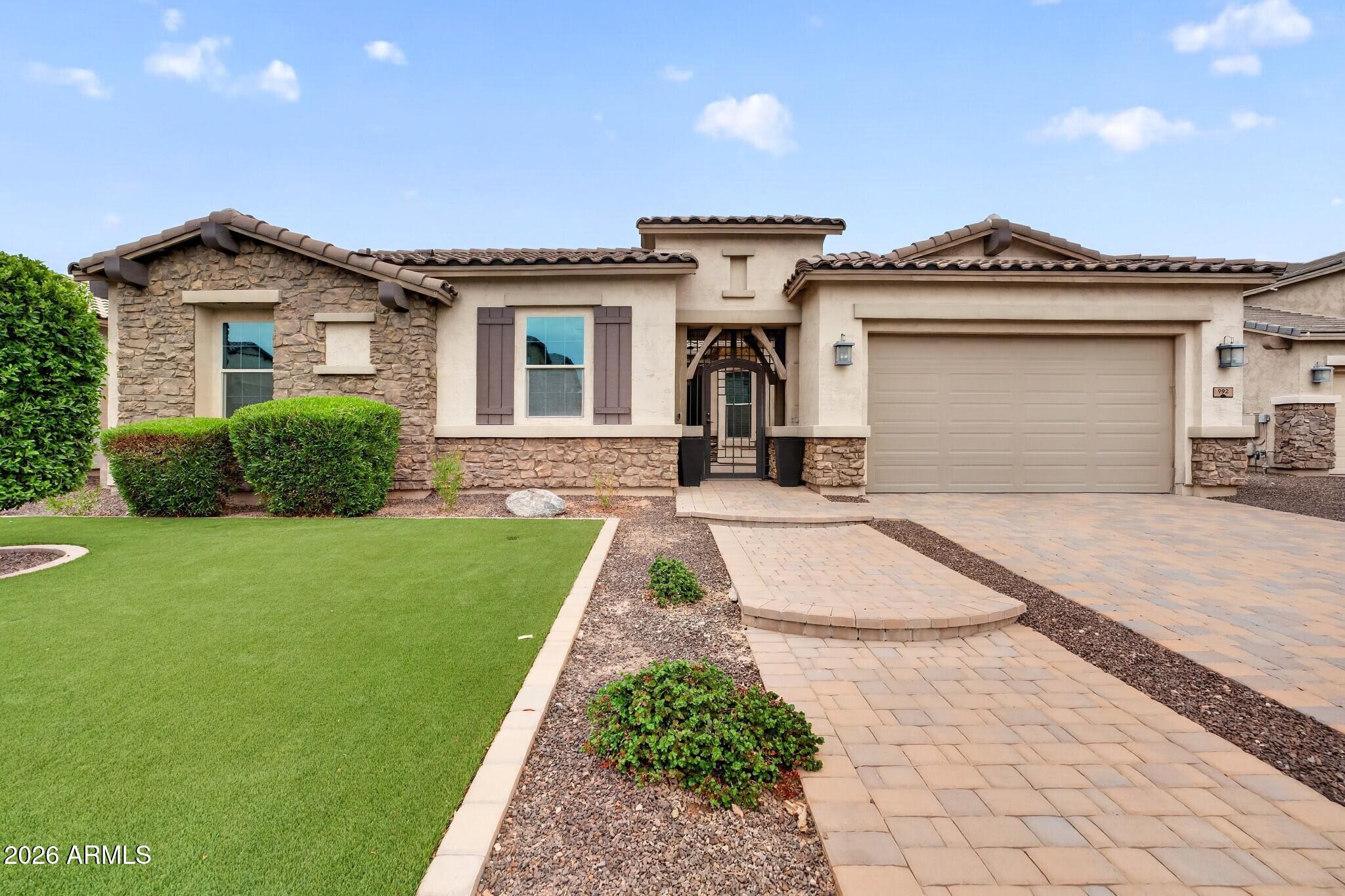 992 E PARKVIEW Drive